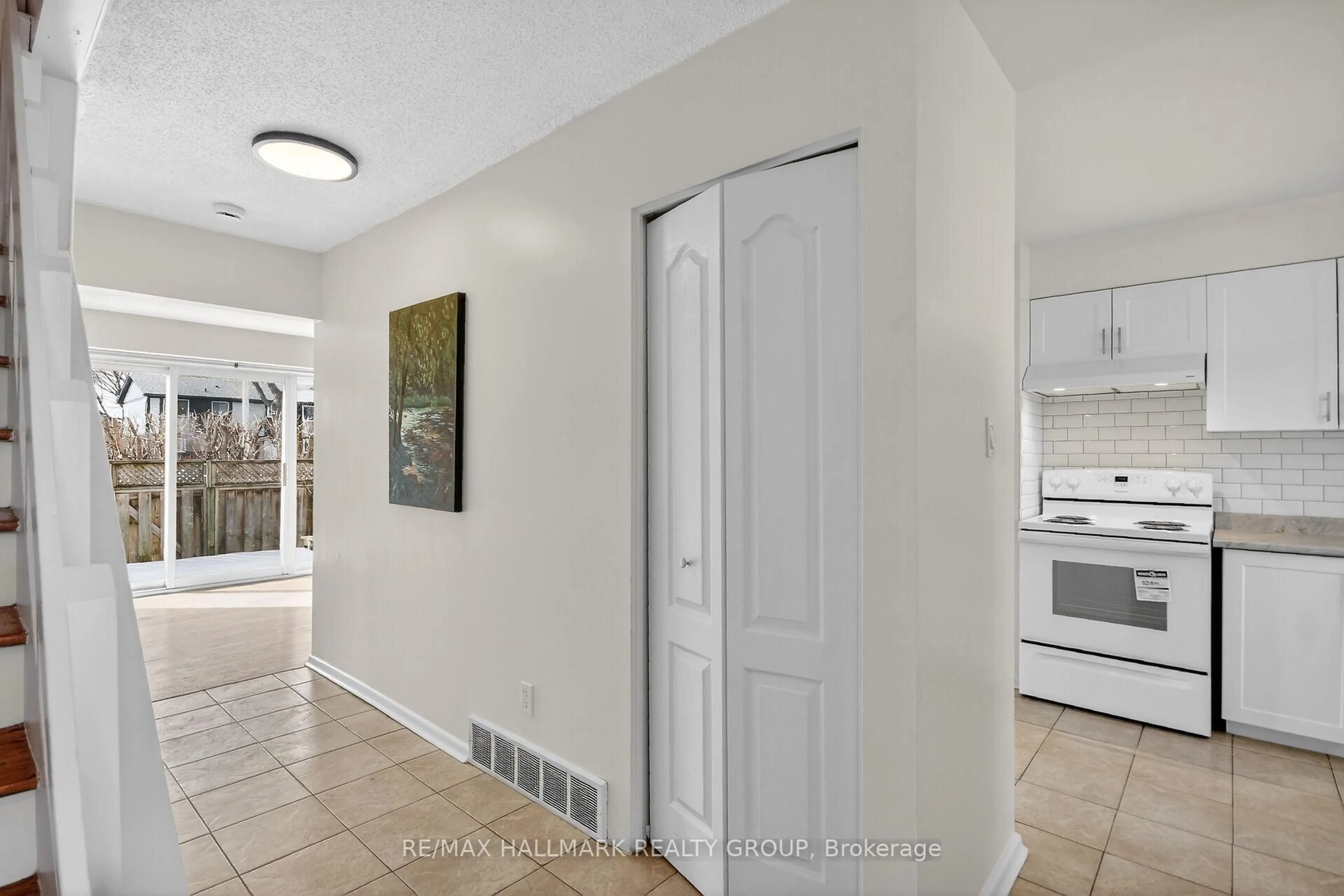 Indoor entryway for 427 Moodie Dr, Ottawa Ontario K2H 8A5