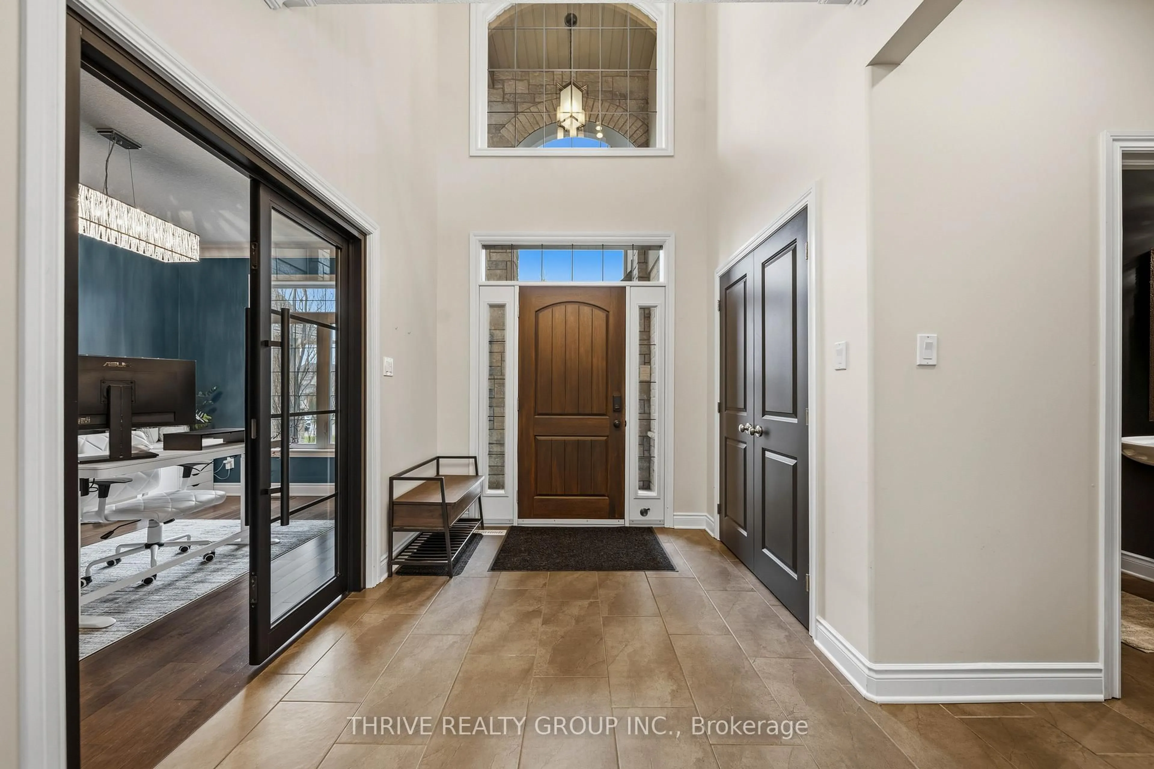 Indoor entryway for 1500 Healy Lane, London North Ontario N6G 5P5