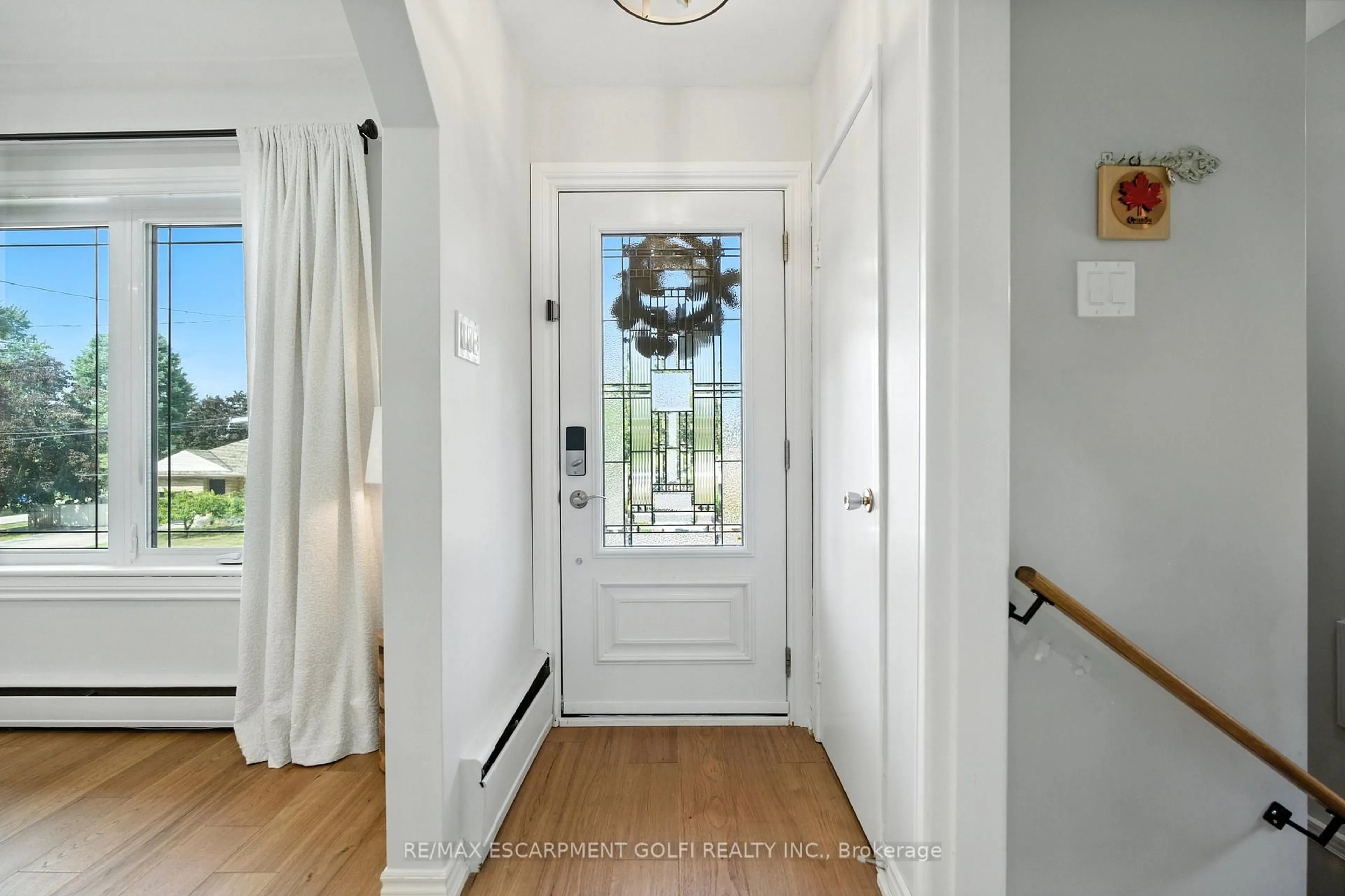 Indoor entryway for 48 Brentwood Dr, Hamilton Ontario L8G 2W8