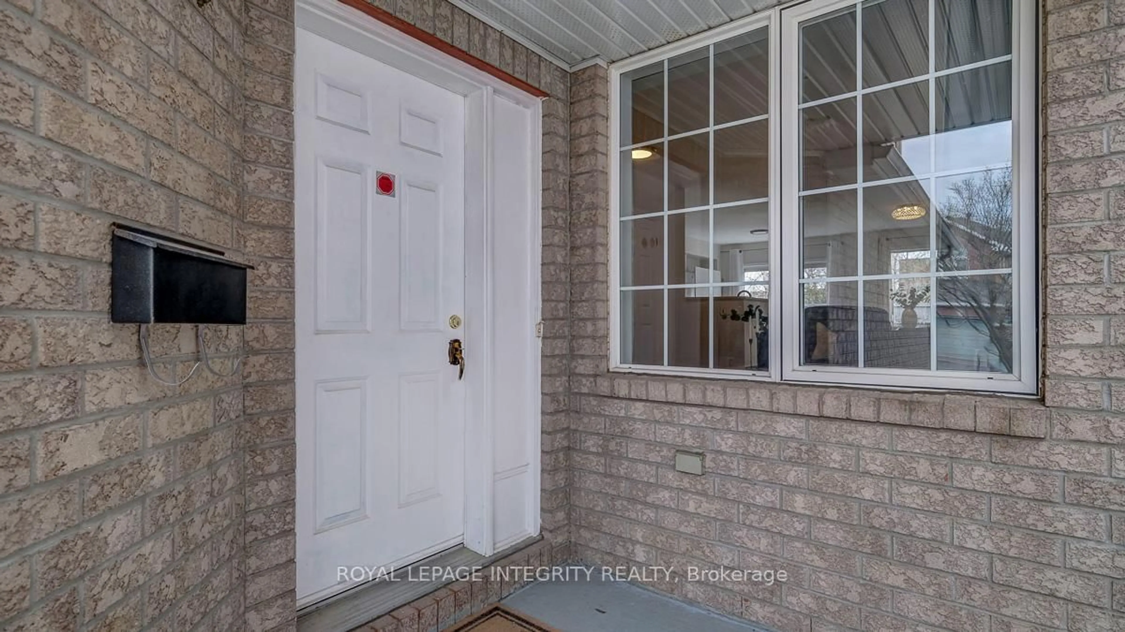 Indoor entryway for 58 Edgeware Dr, Ottawa Ontario K2J 4X3