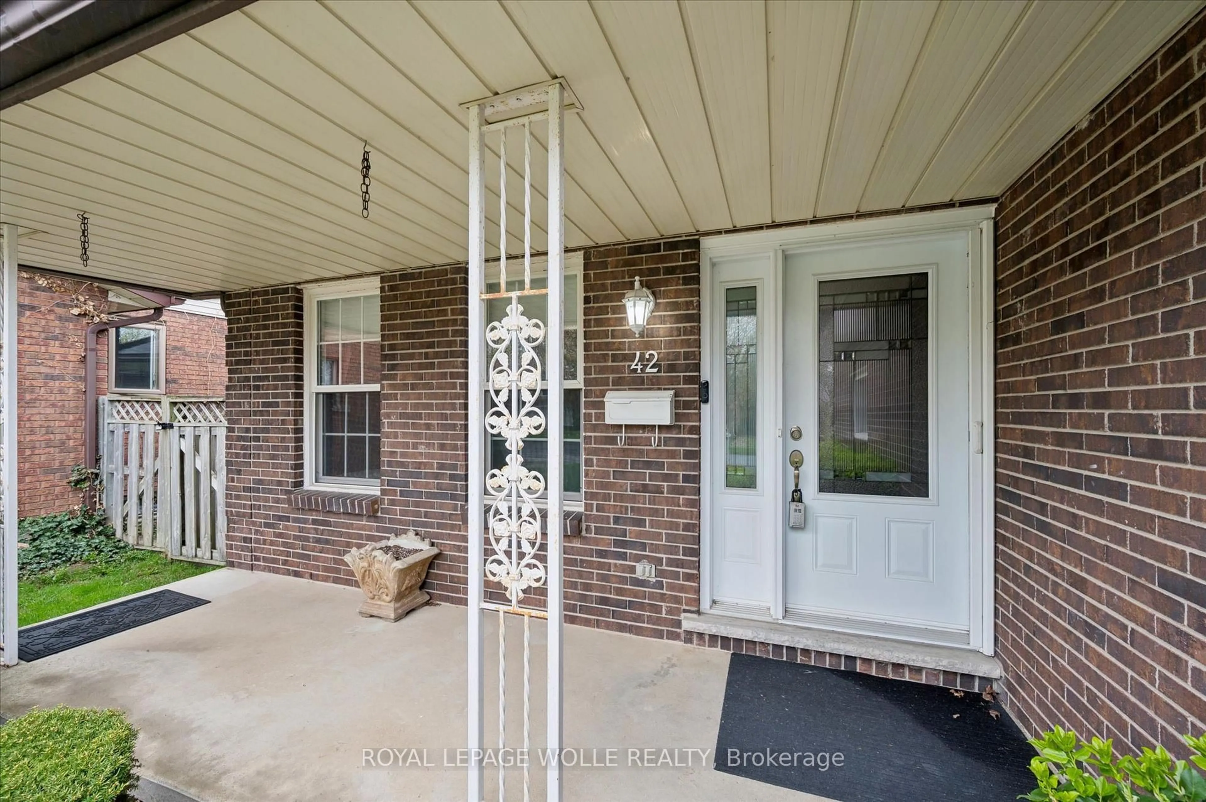 Indoor entryway for 42 Trailview Dr, Kitchener Ontario N2N 1V9