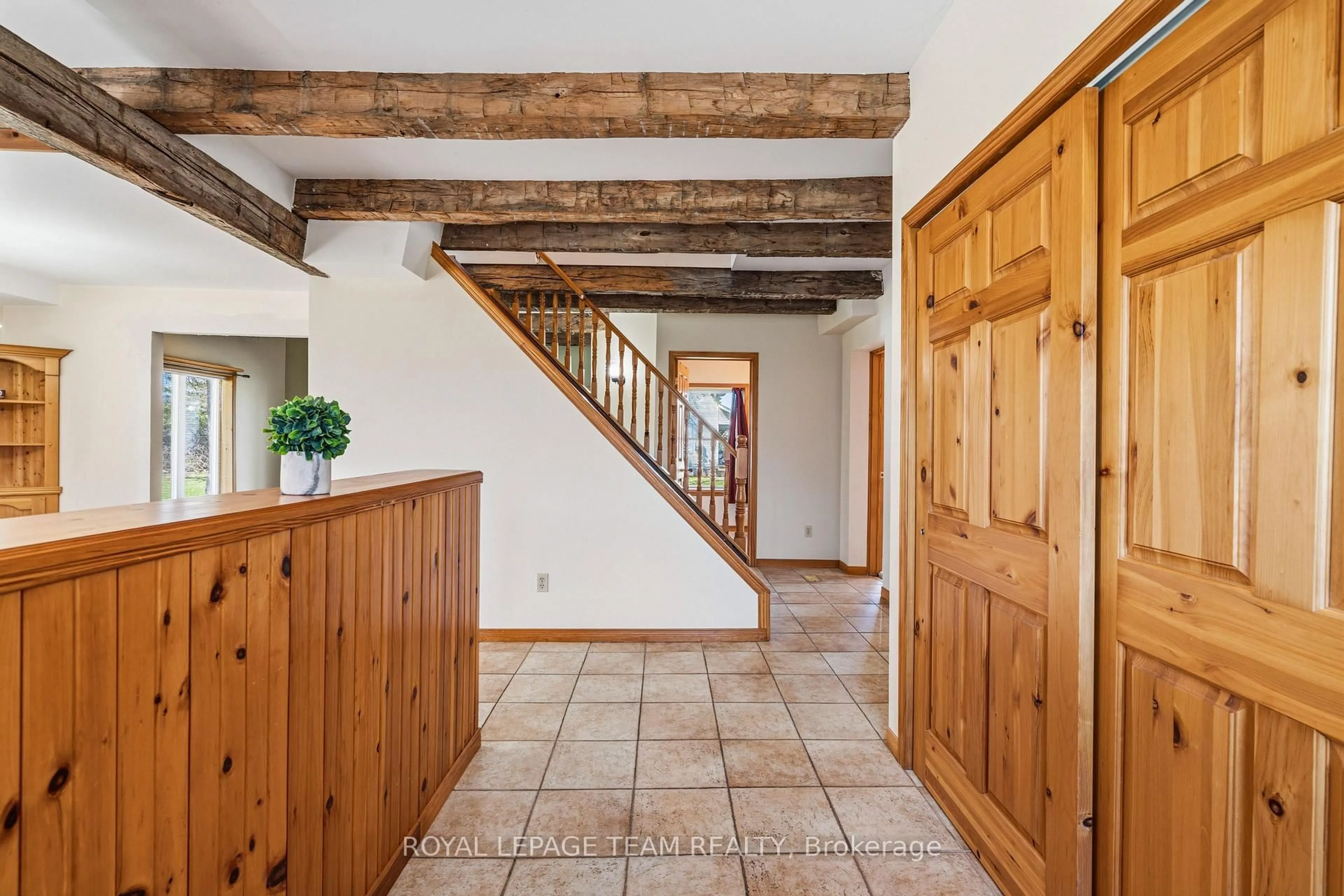 Indoor entryway for 12106 Lakeshore Dr, South Dundas Ontario K0C 1X0