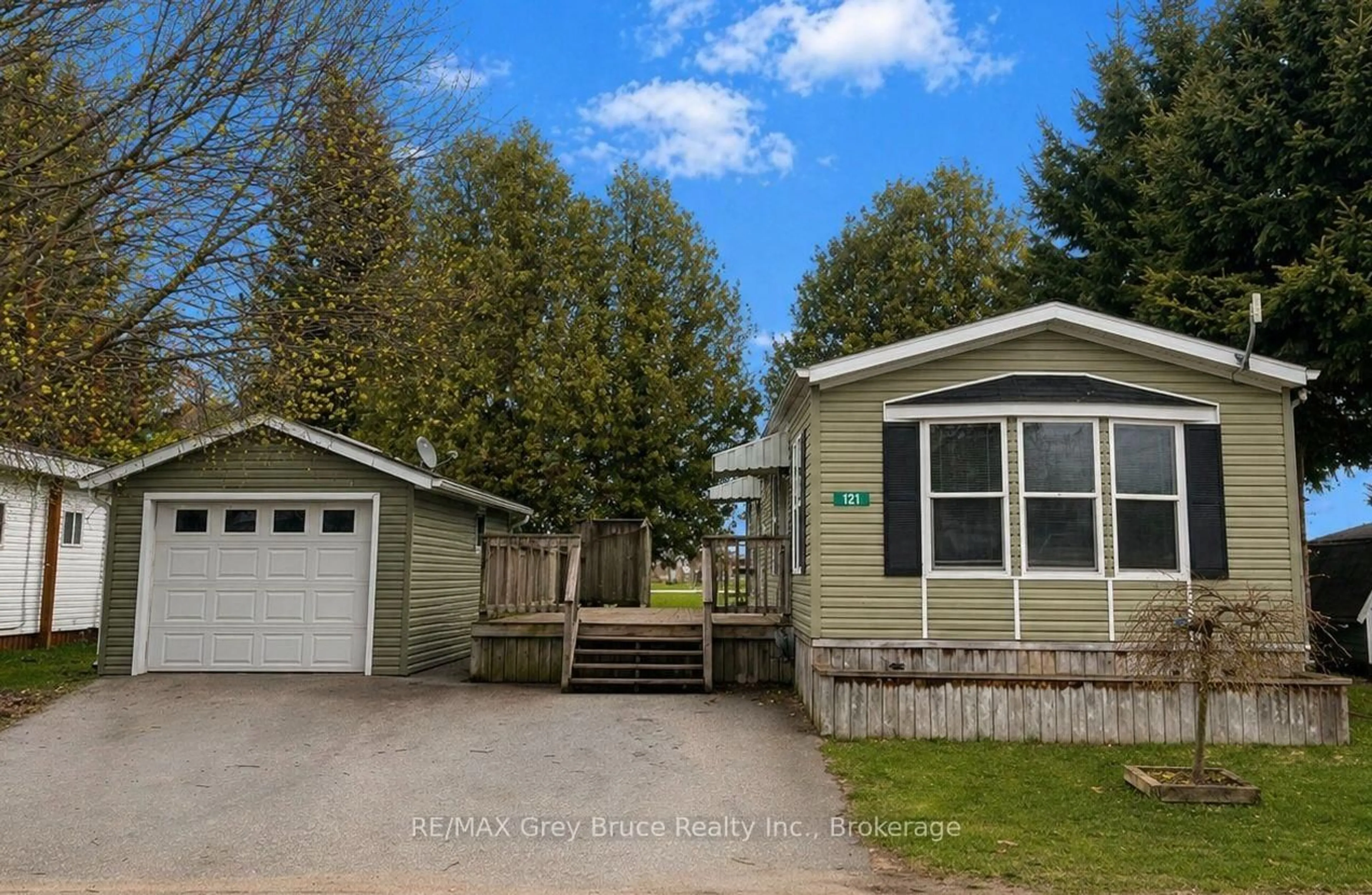 Unknown for 121 Sussex Sq, Georgian Bluffs Ontario N4K 5N5