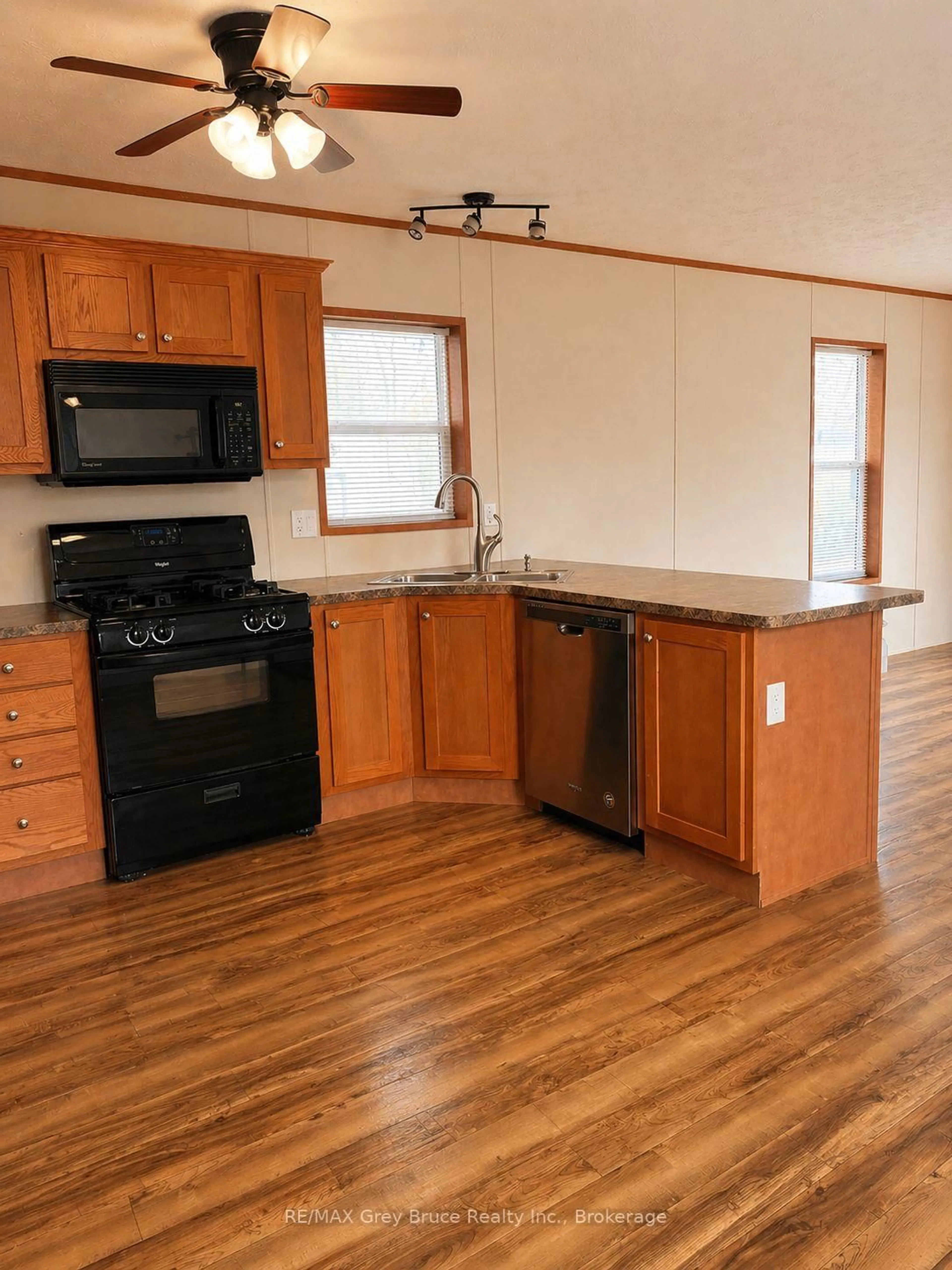 Standard kitchen, wood/laminate floor for 121 Sussex Sq, Georgian Bluffs Ontario N4K 5N5