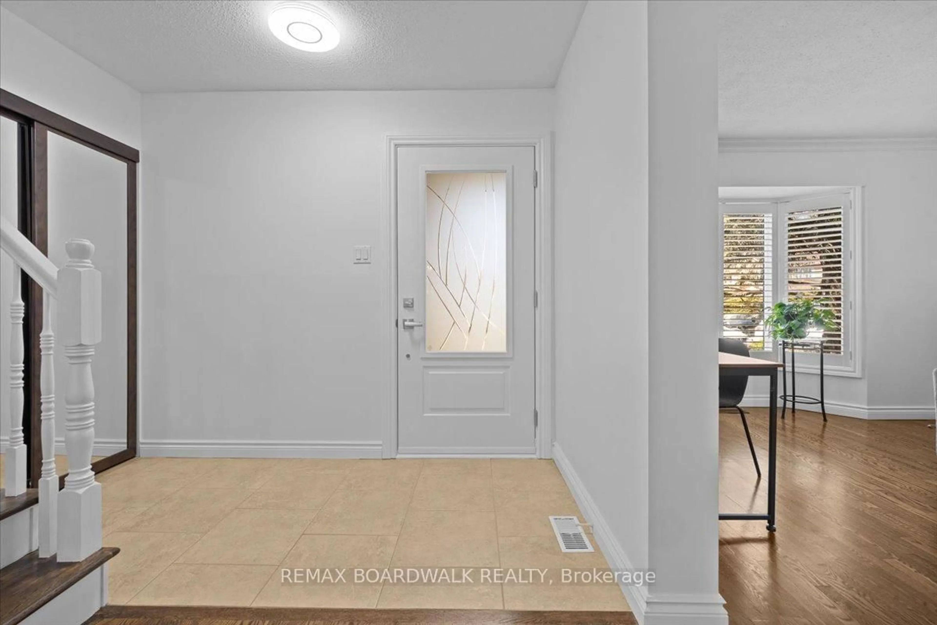 Indoor entryway for 1443 Larkhaven Cres, Orleans Ontario K1C 5A5