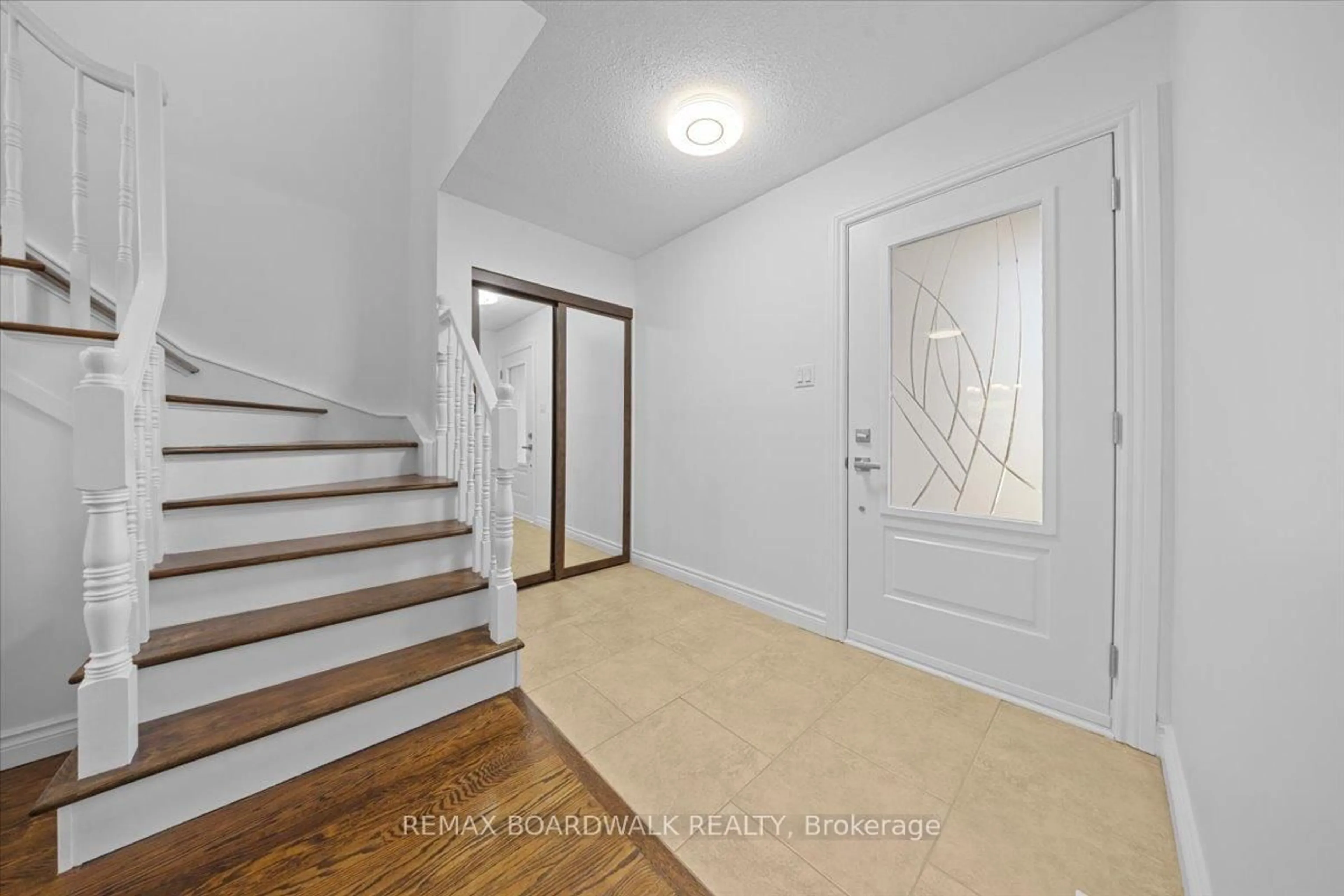 Indoor entryway for 1443 Larkhaven Cres, Orleans Ontario K1C 5A5