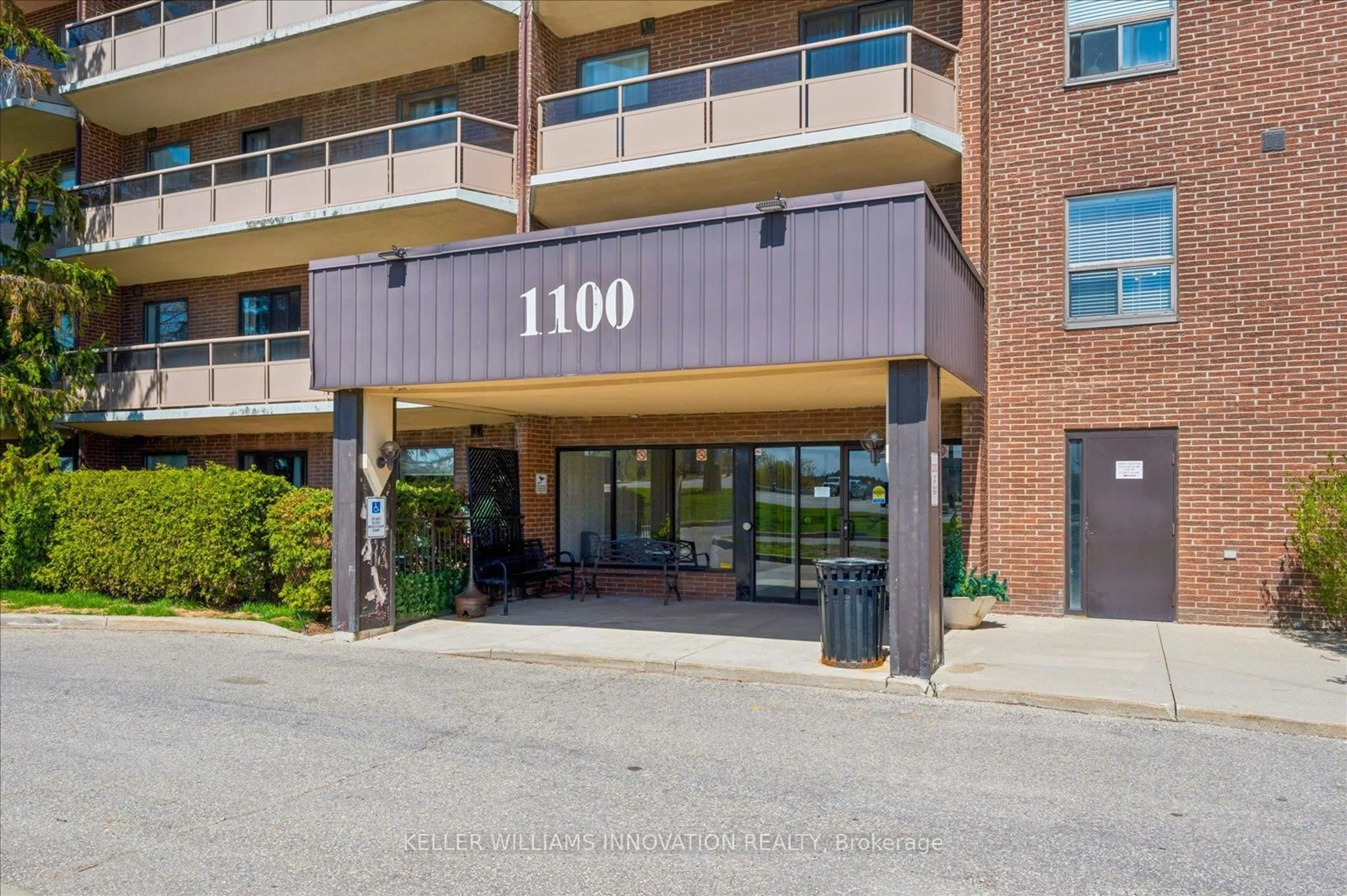Indoor foyer for 1100 Courtland Ave #302, Kitchener Ontario N2C 2H9