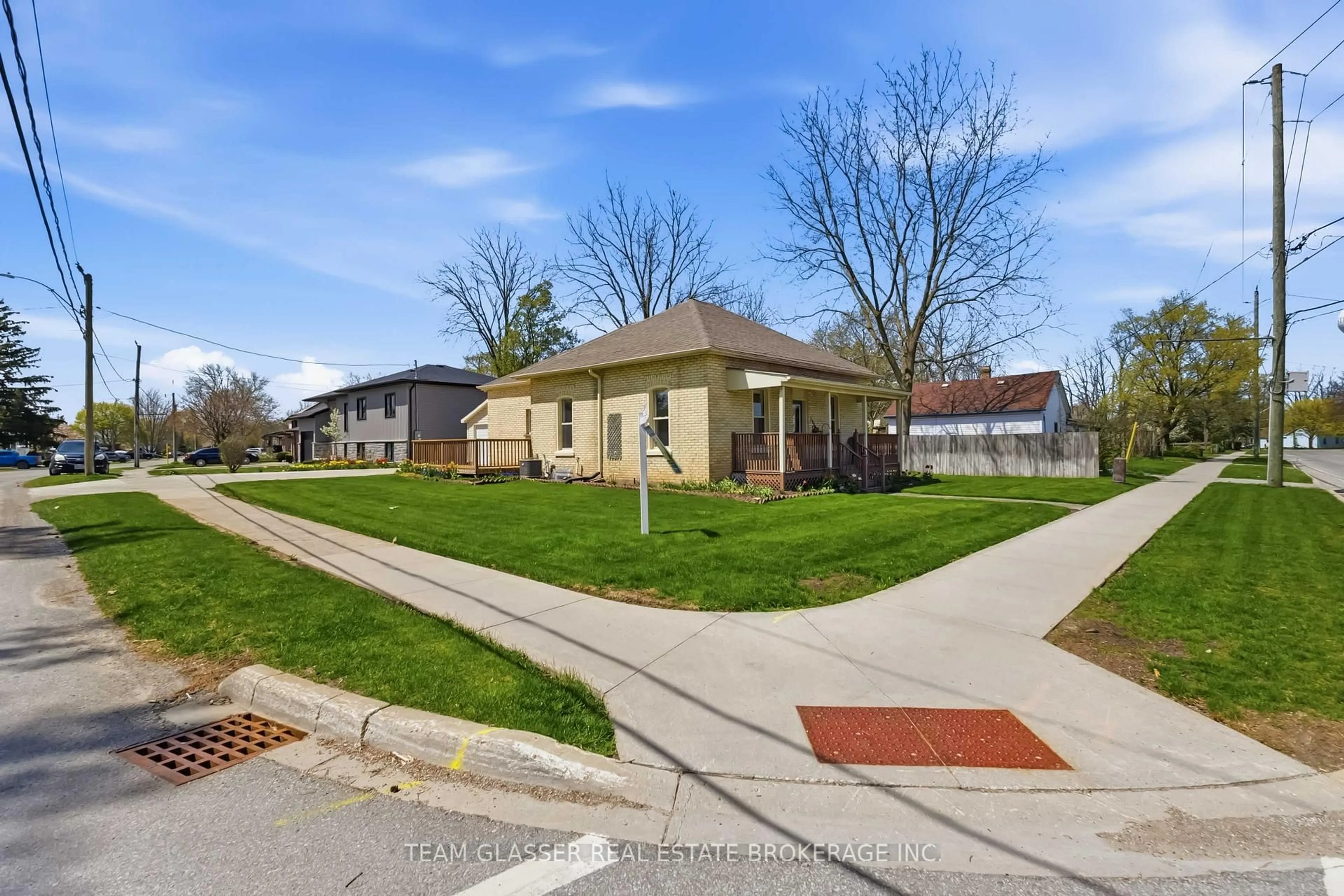 A pic from outside/outdoor area/front of a property/back of a property/a pic from drone, street for 208 ELLOR St, Strathroy-Caradoc Ontario N7G 2L3