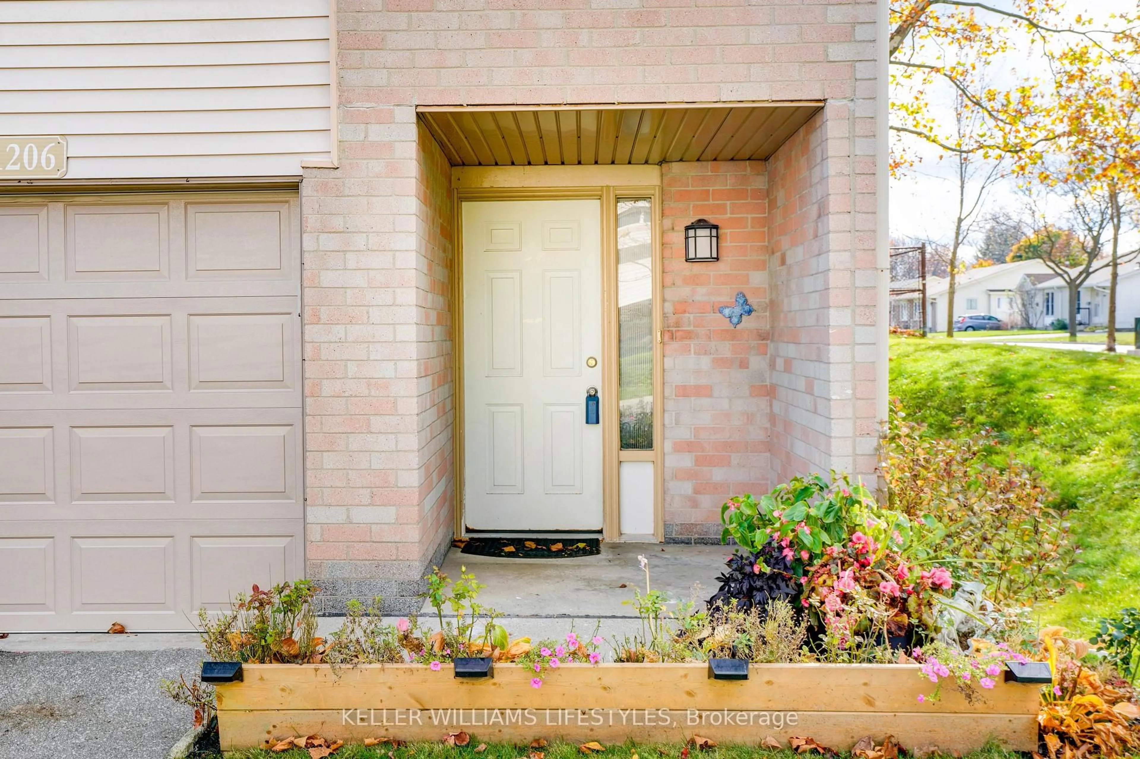 Indoor entryway for 1206 Limberlost Rd, London North Ontario N6G 3A5