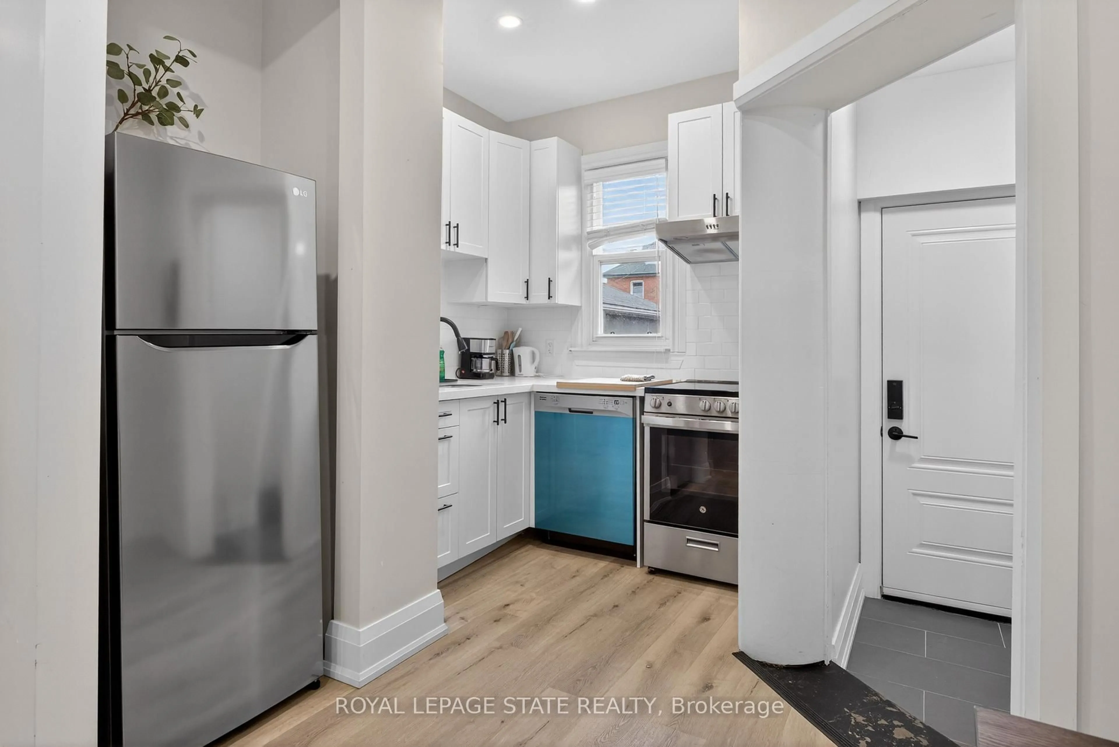 Standard kitchen, unknown for 11 Barnesdale Ave, Hamilton Ontario L8L 6R4
