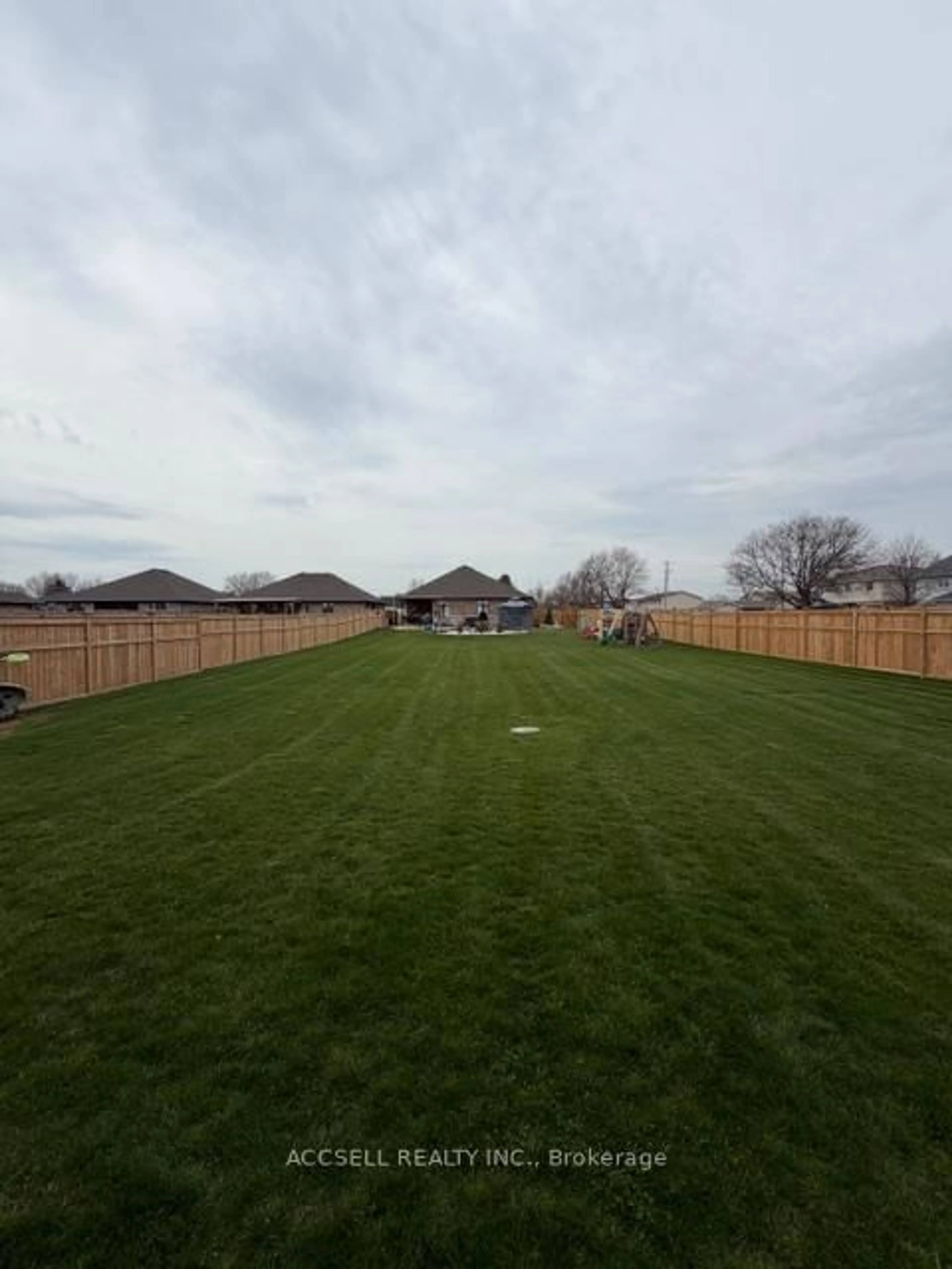 A pic from outside/outdoor area/front of a property/back of a property/a pic from drone, street for 470 Queen St, Out of Area Ontario N0N 1G0