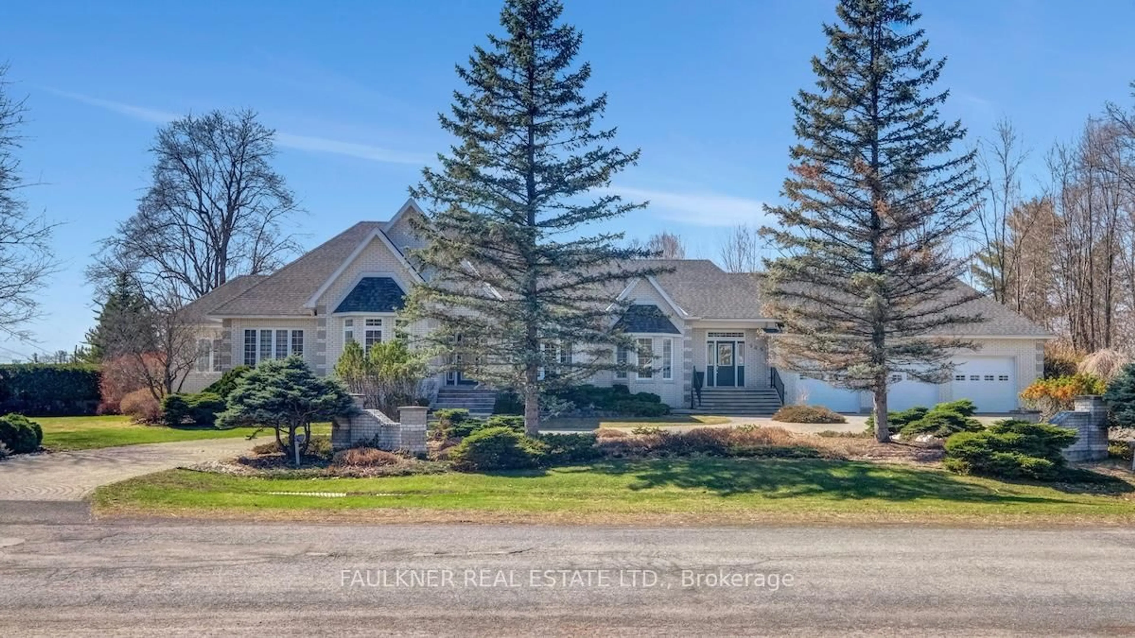 A pic from outside/outdoor area/front of a property/back of a property/a pic from drone, water/lake/river/ocean view for 945 Fieldown St, Ottawa Ontario K4C 1B9
