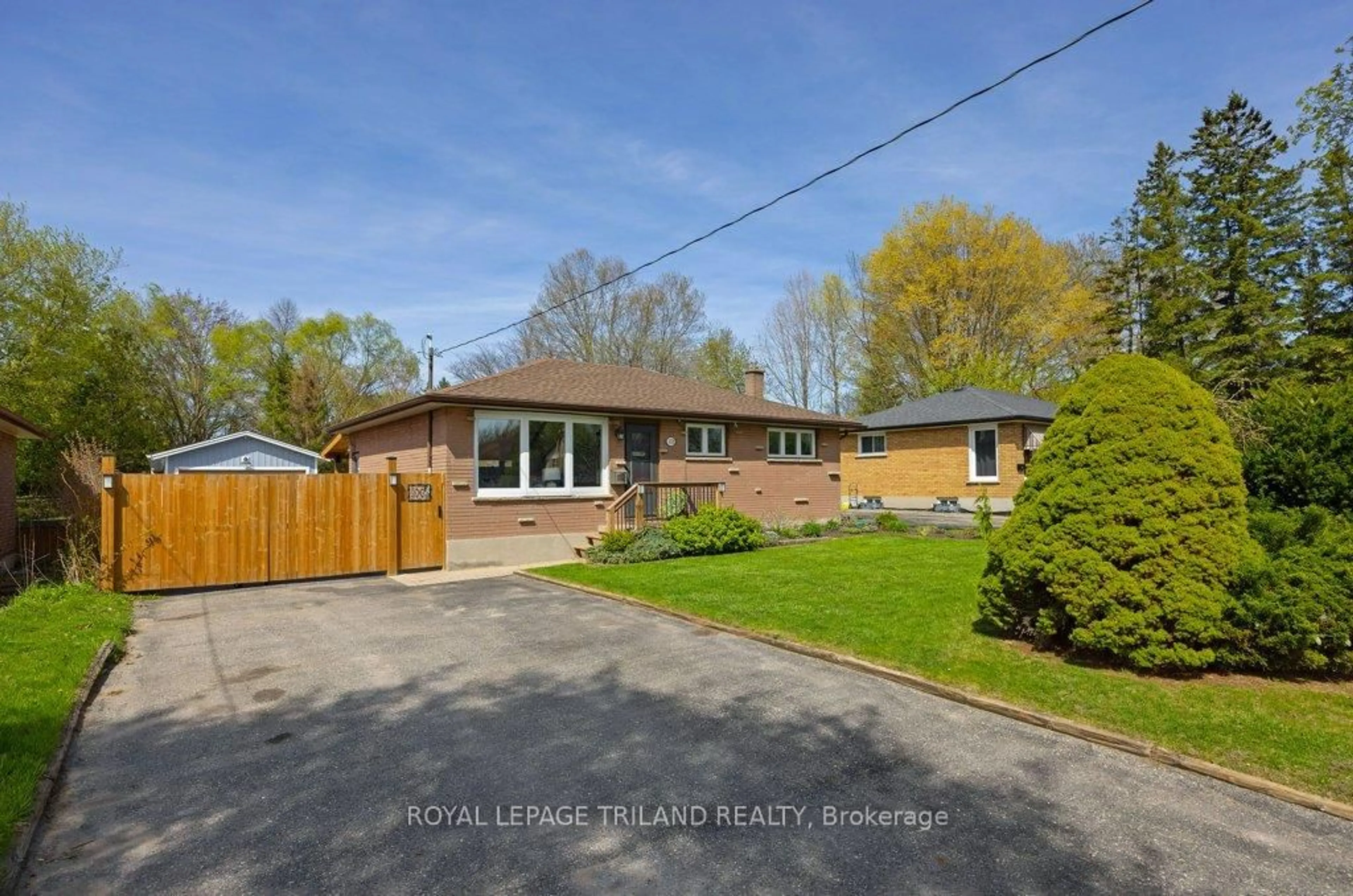 A pic from outside/outdoor area/front of a property/back of a property/a pic from drone, street for 112 Burnside Dr, London East Ontario N5V 1B5