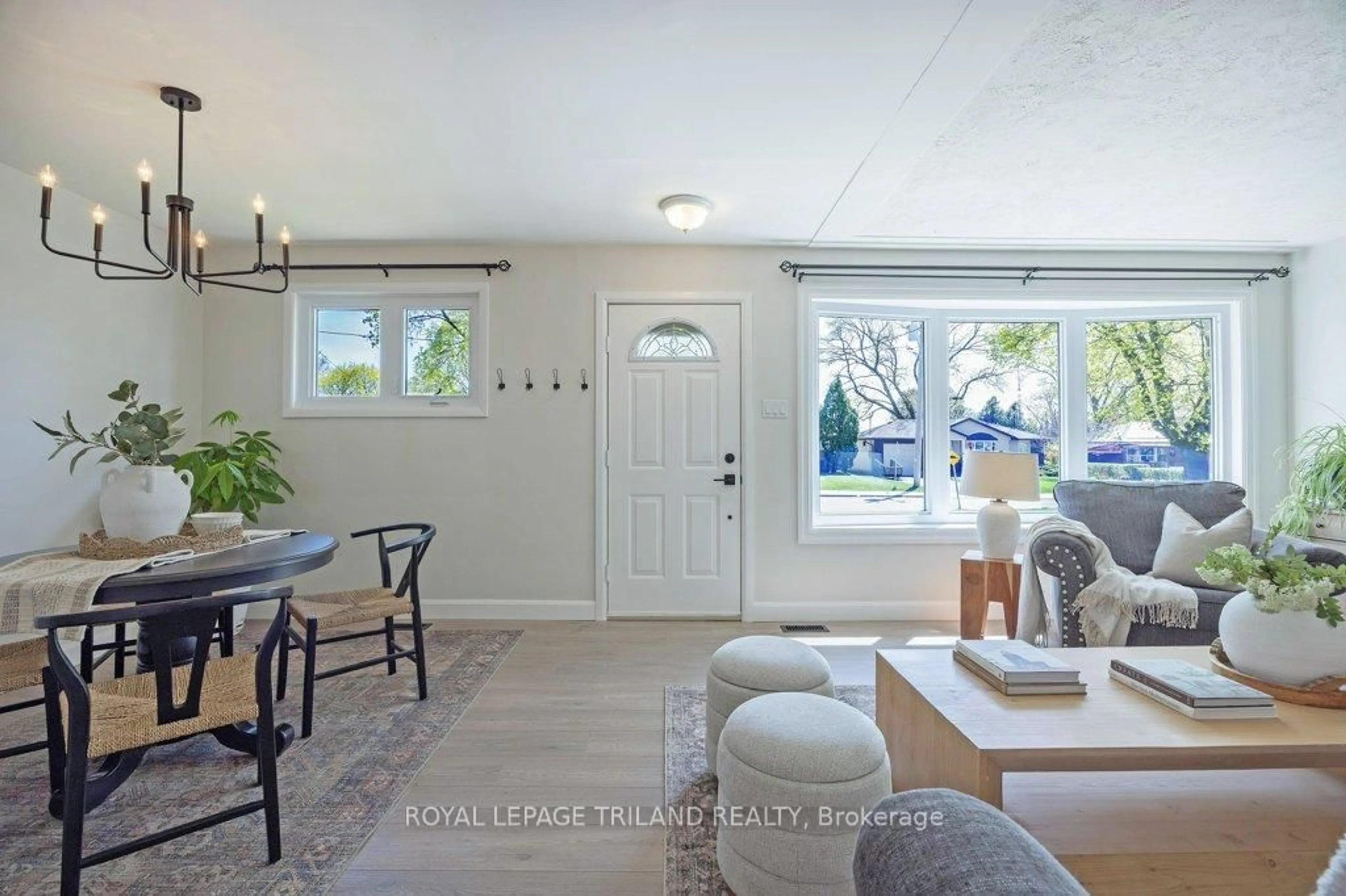 Indoor entryway for 112 Burnside Dr, London East Ontario N5V 1B5