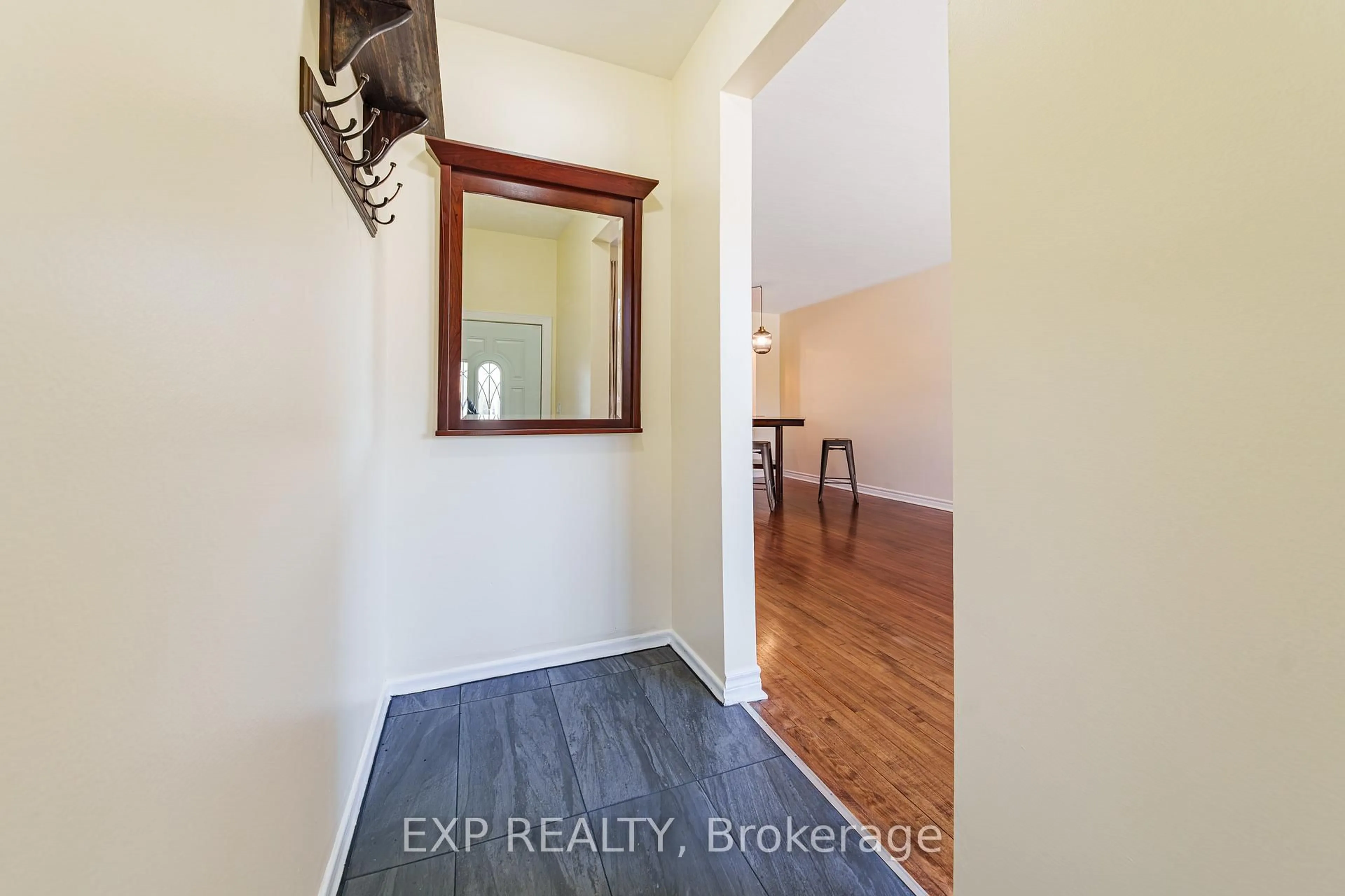 Indoor entryway for 1518 Lepage Ave, Ottawa Ontario K1Z 8C9