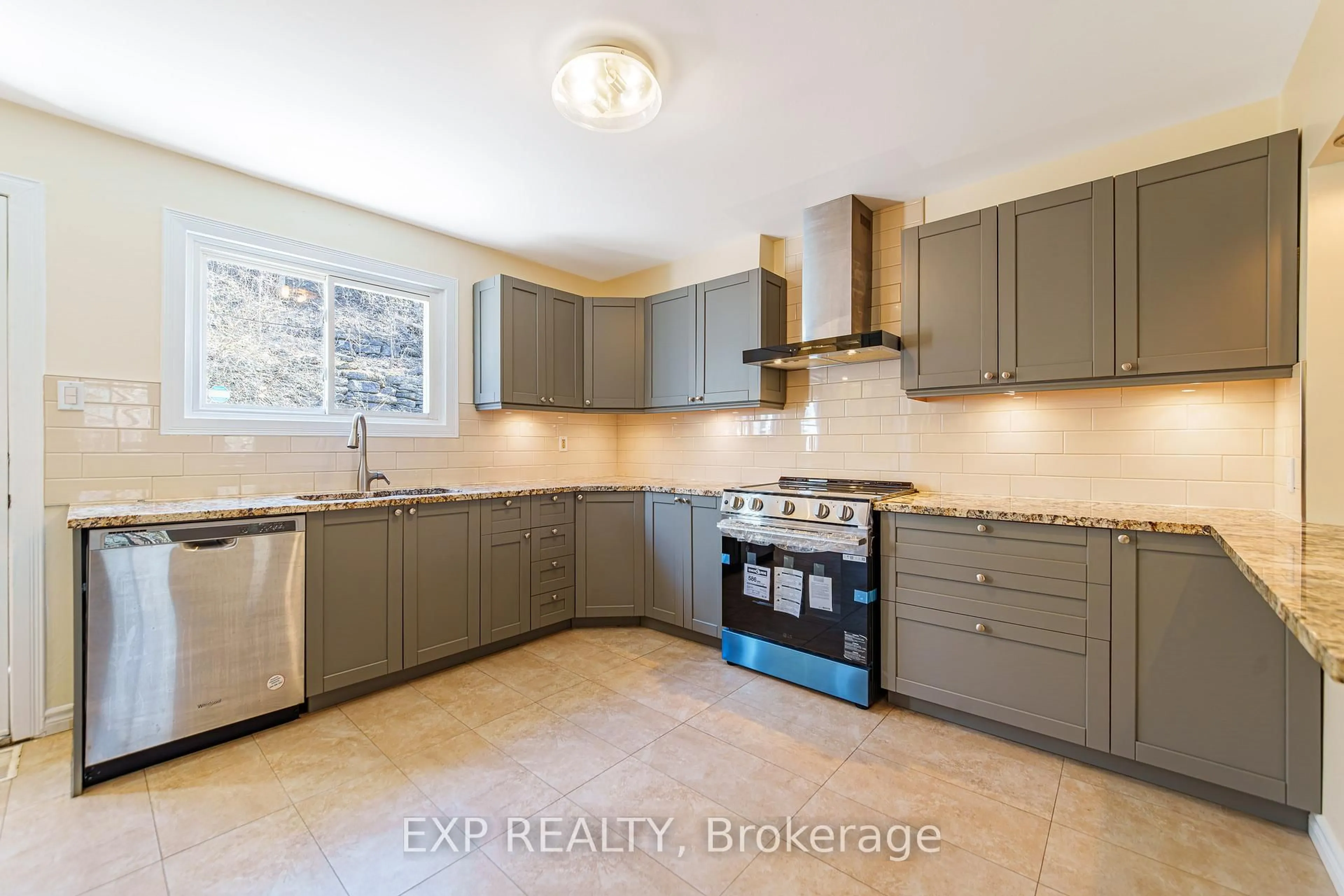 Standard kitchen, ceramic/tile floor for 1518 Lepage Ave, Ottawa Ontario K1Z 8C9