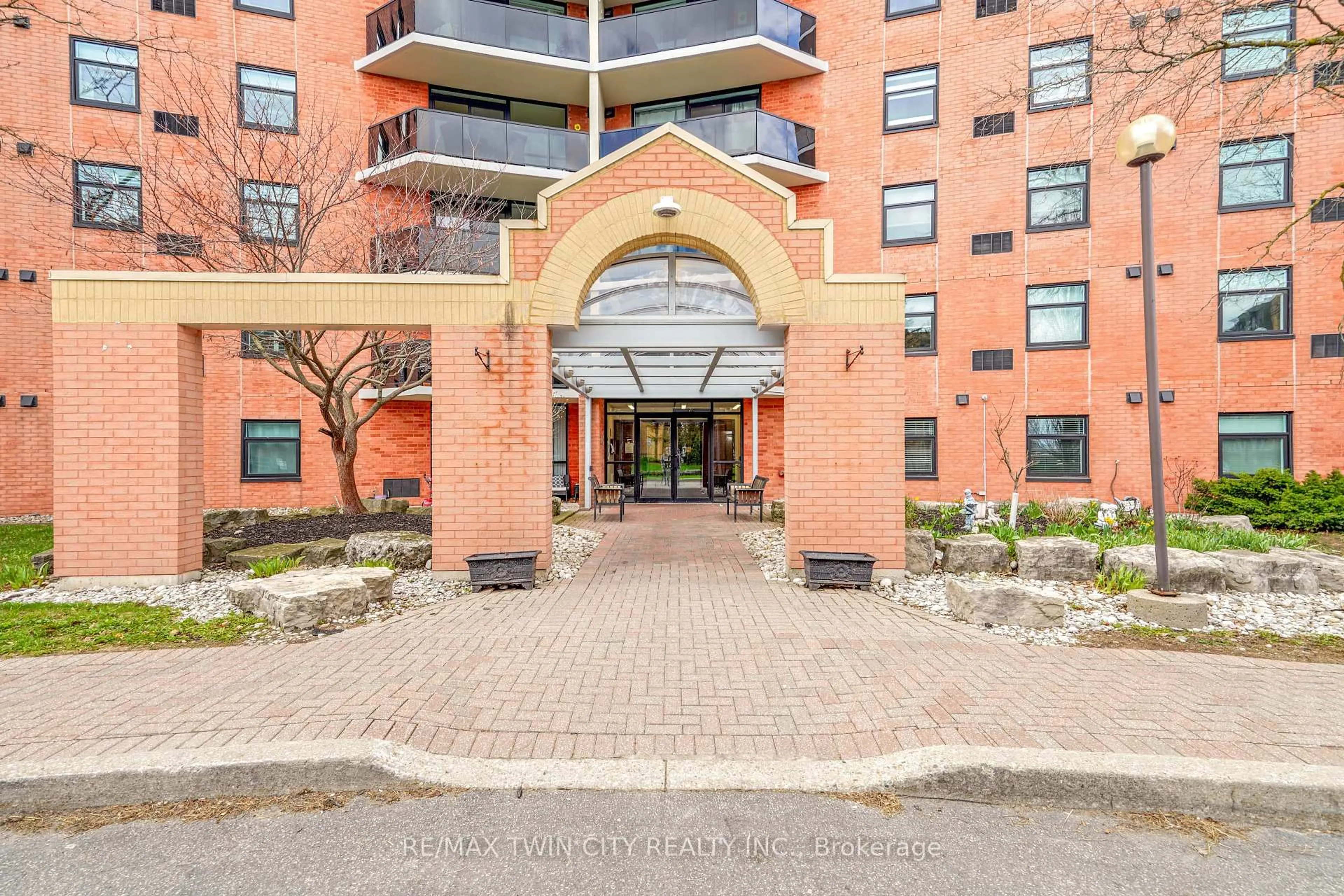 Indoor foyer for 9 Bonheur Crt #207, Brantford Ontario N3P 1Z5