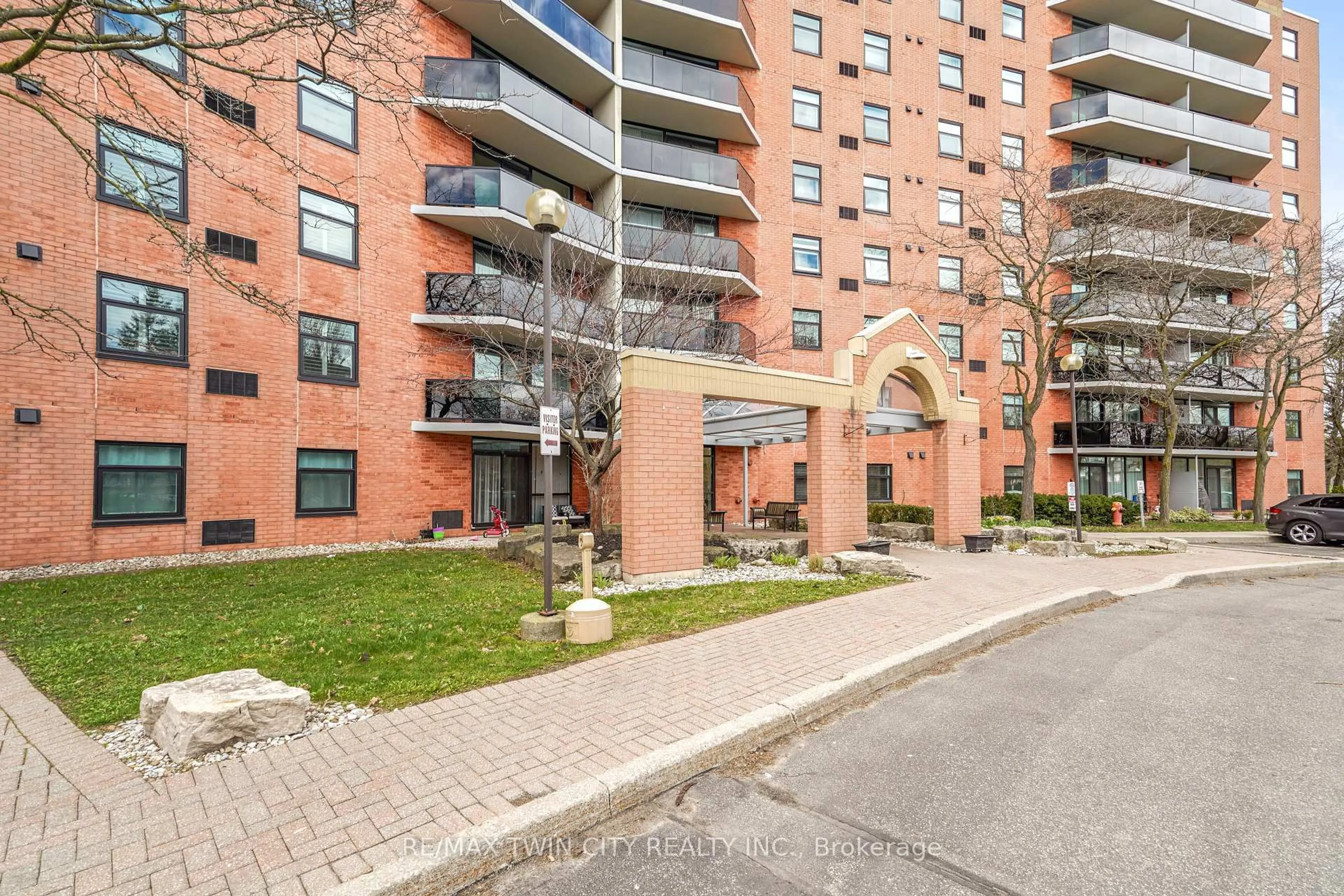 Patio, street for 9 Bonheur Crt #207, Brantford Ontario N3P 1Z5