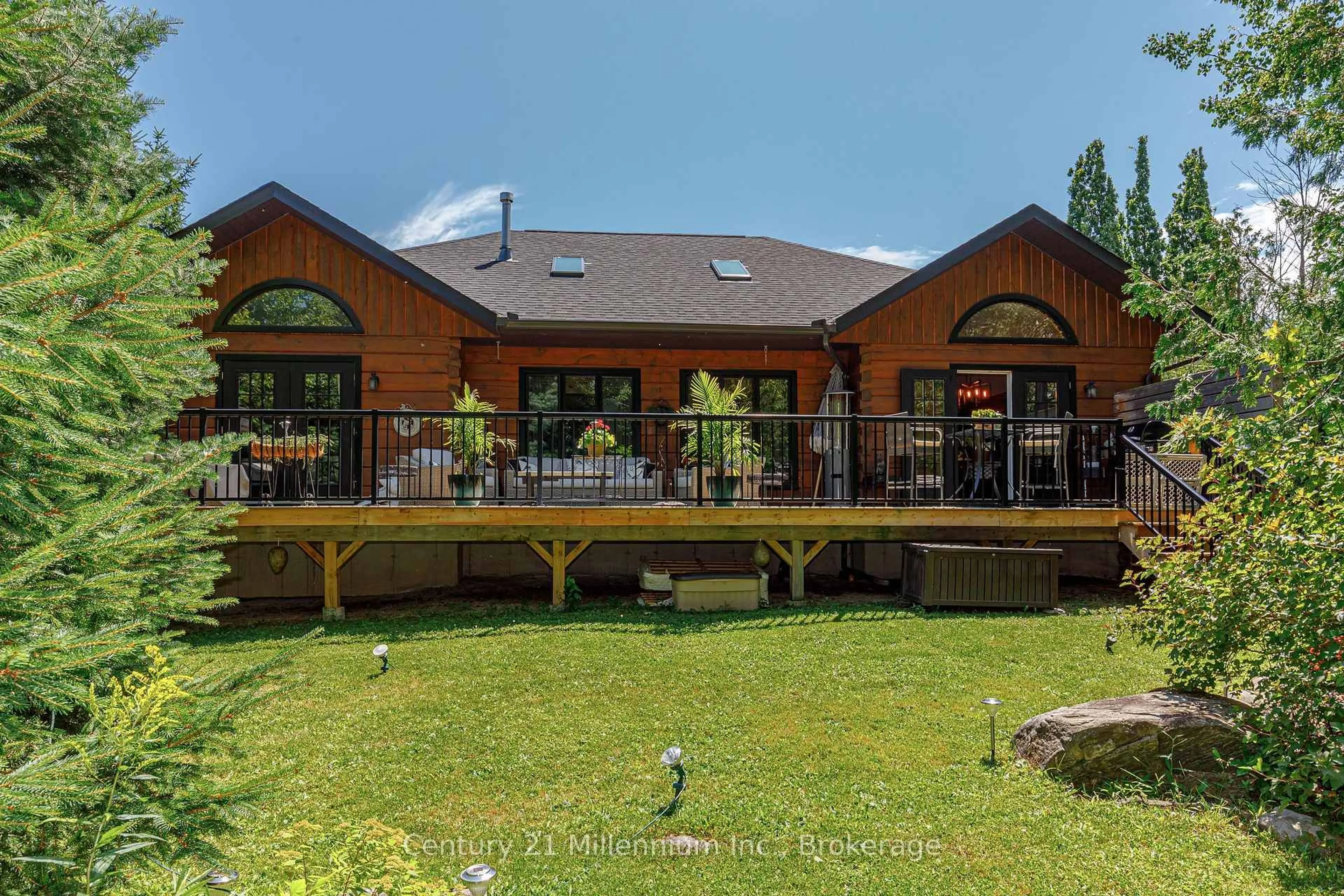 Patio, mountain view for 108 Cortina Cres, Blue Mountains Ontario L9Y 3Z2