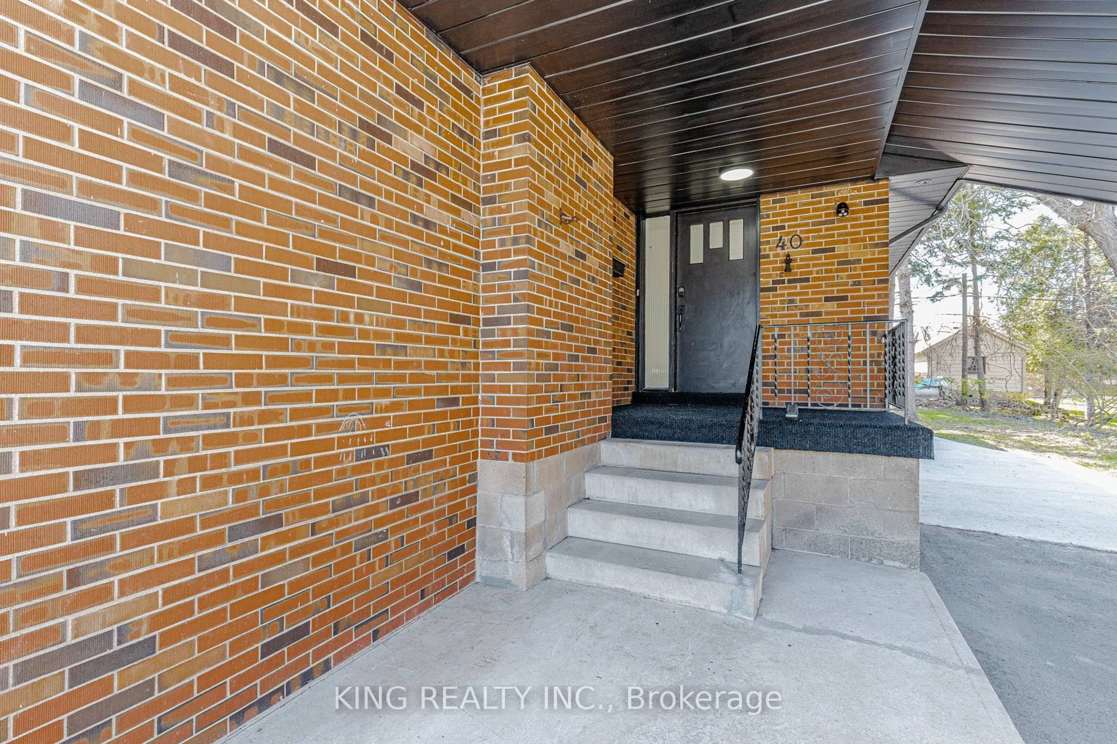 Indoor entryway for 40 Granton St, Hamilton Ontario L8S 3C2