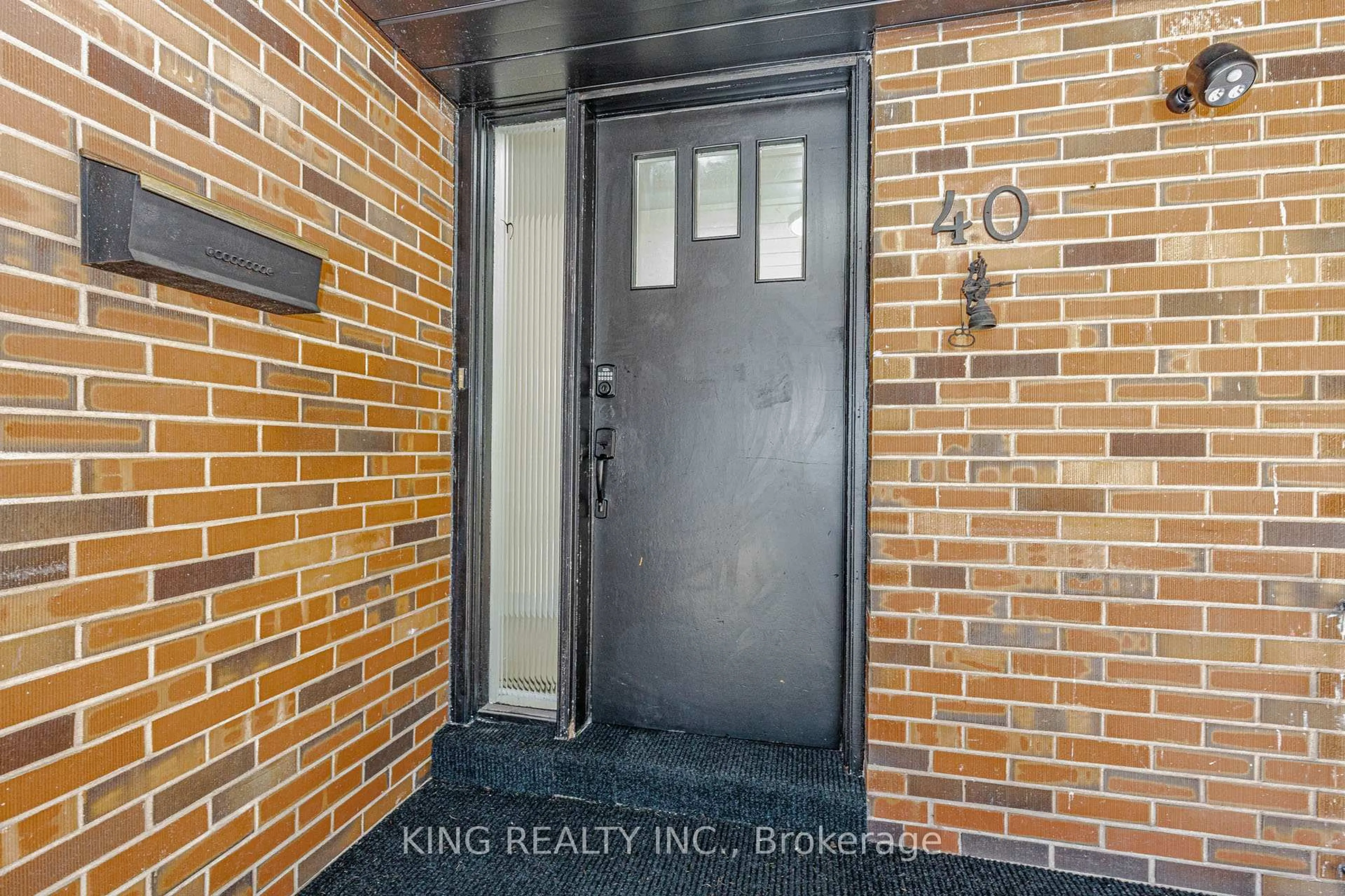 Indoor entryway for 40 Granton St, Hamilton Ontario L8S 3C2