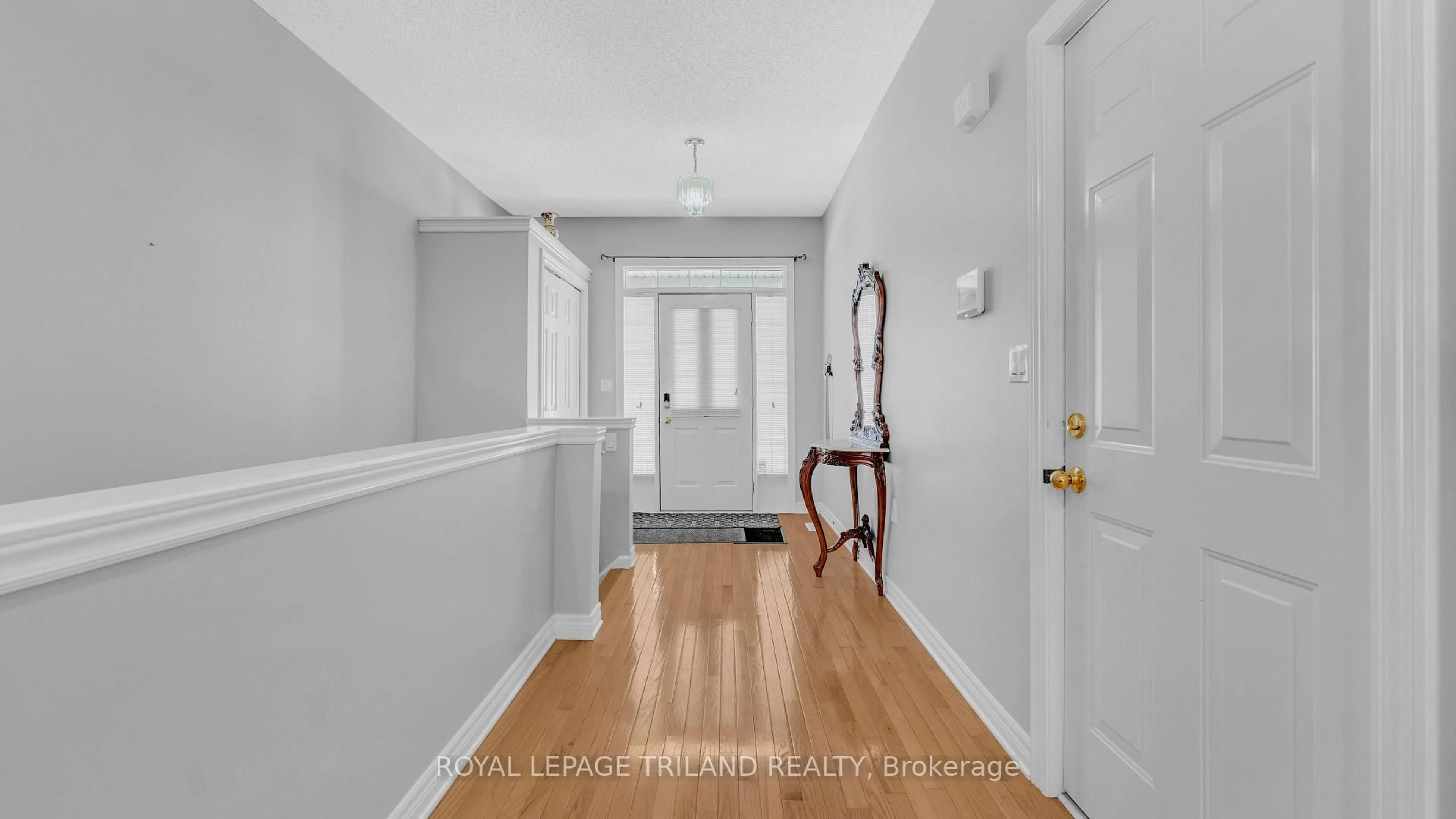 Indoor entryway for 2025 Meadowgate Blvd #153, London South Ontario N6M 1K9