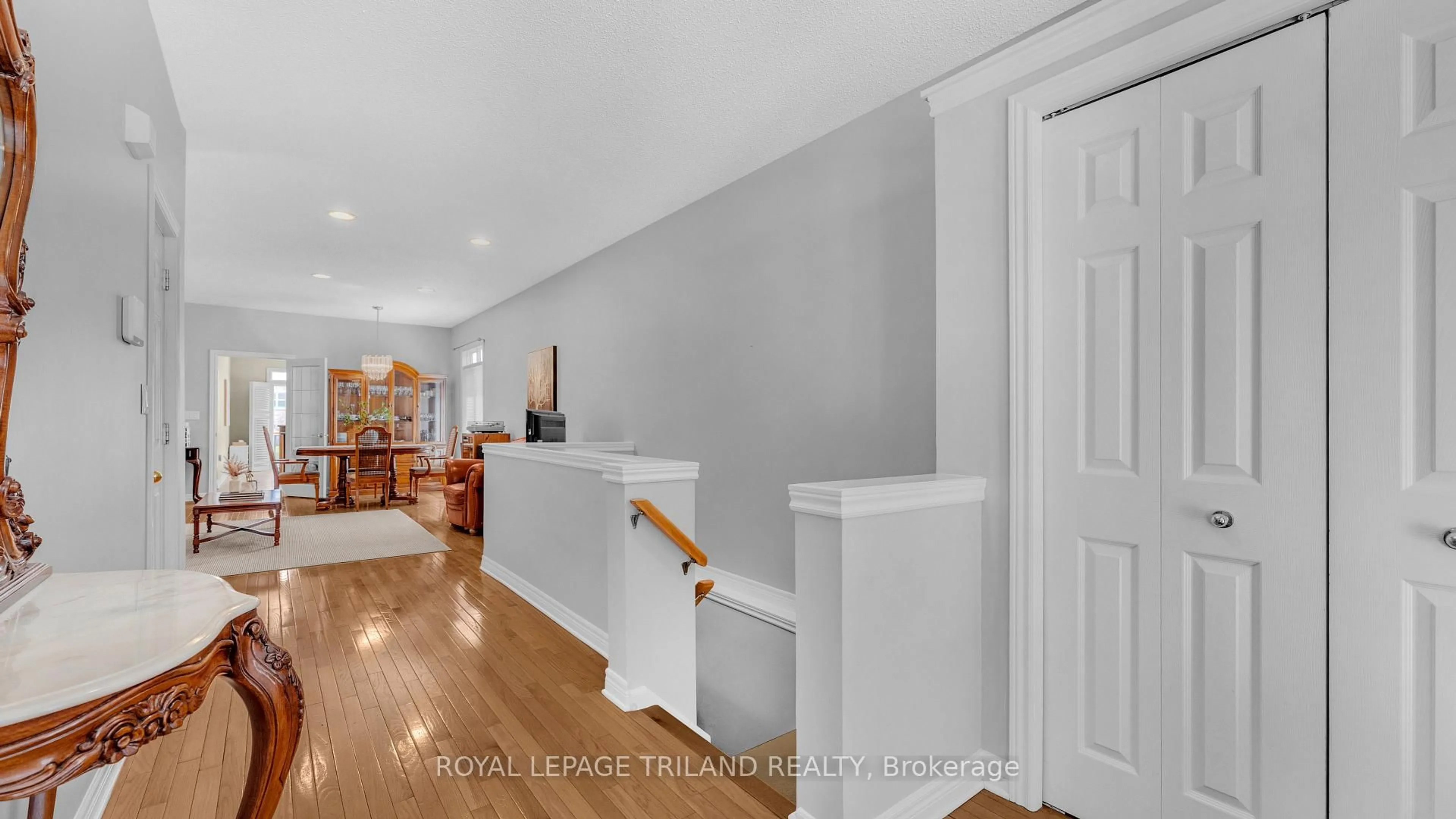 Indoor foyer for 2025 Meadowgate Blvd #153, London South Ontario N6M 1K9