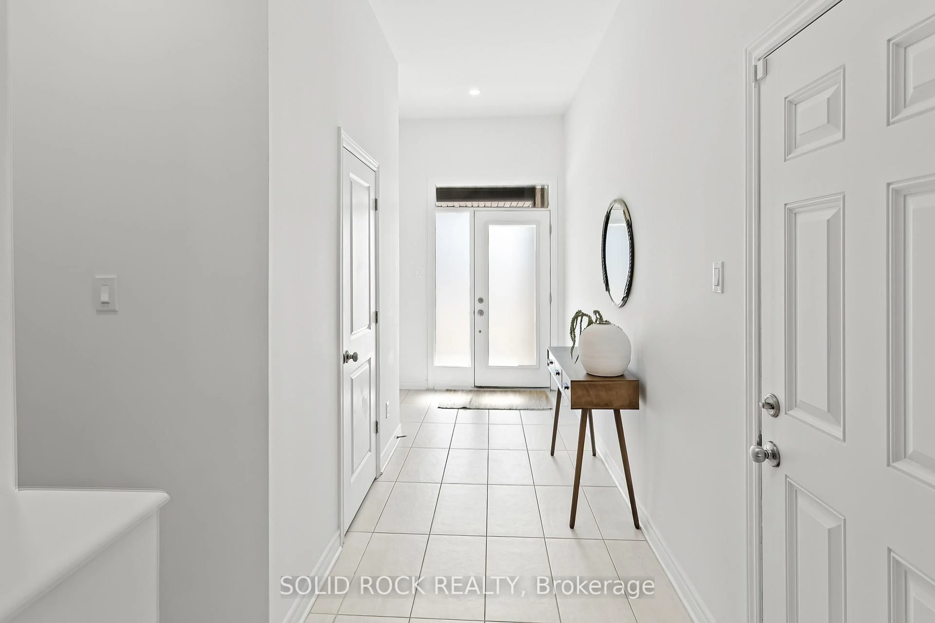 Indoor entryway for 949 Omagaki Way, Ottawa Ontario K1X 0J3