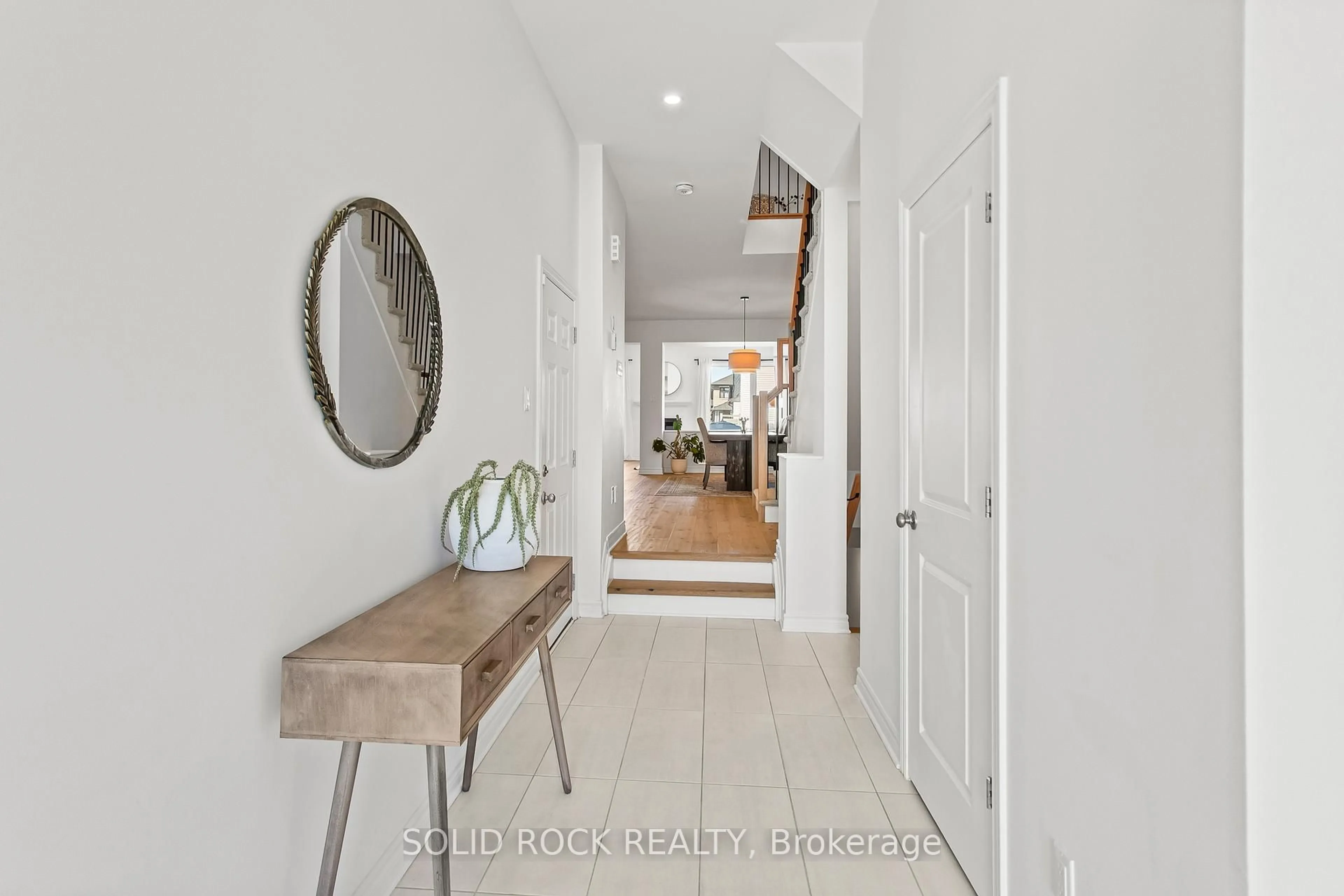 Indoor entryway for 949 Omagaki Way, Ottawa Ontario K1X 0J3