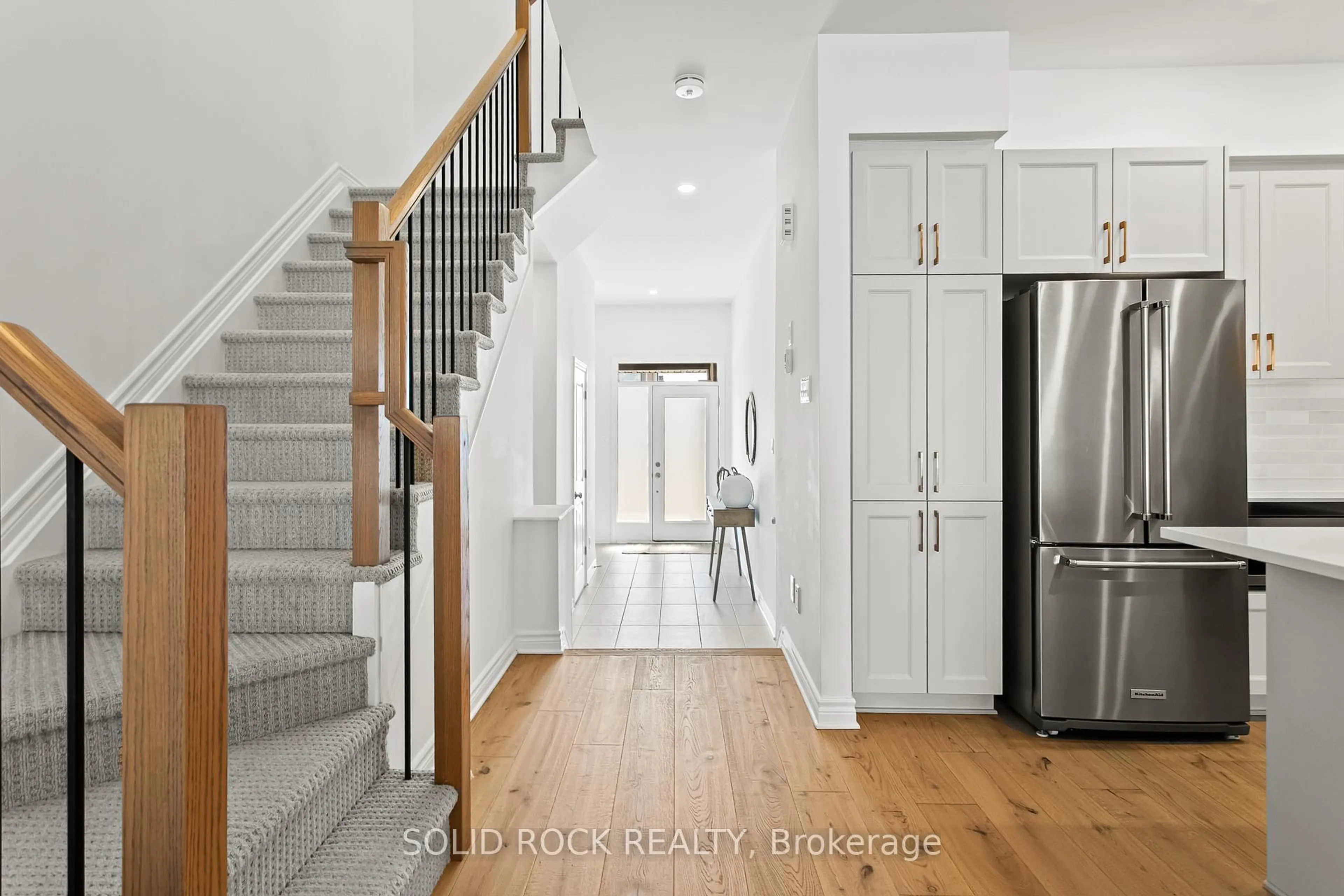 Indoor entryway for 949 Omagaki Way, Ottawa Ontario K1X 0J3