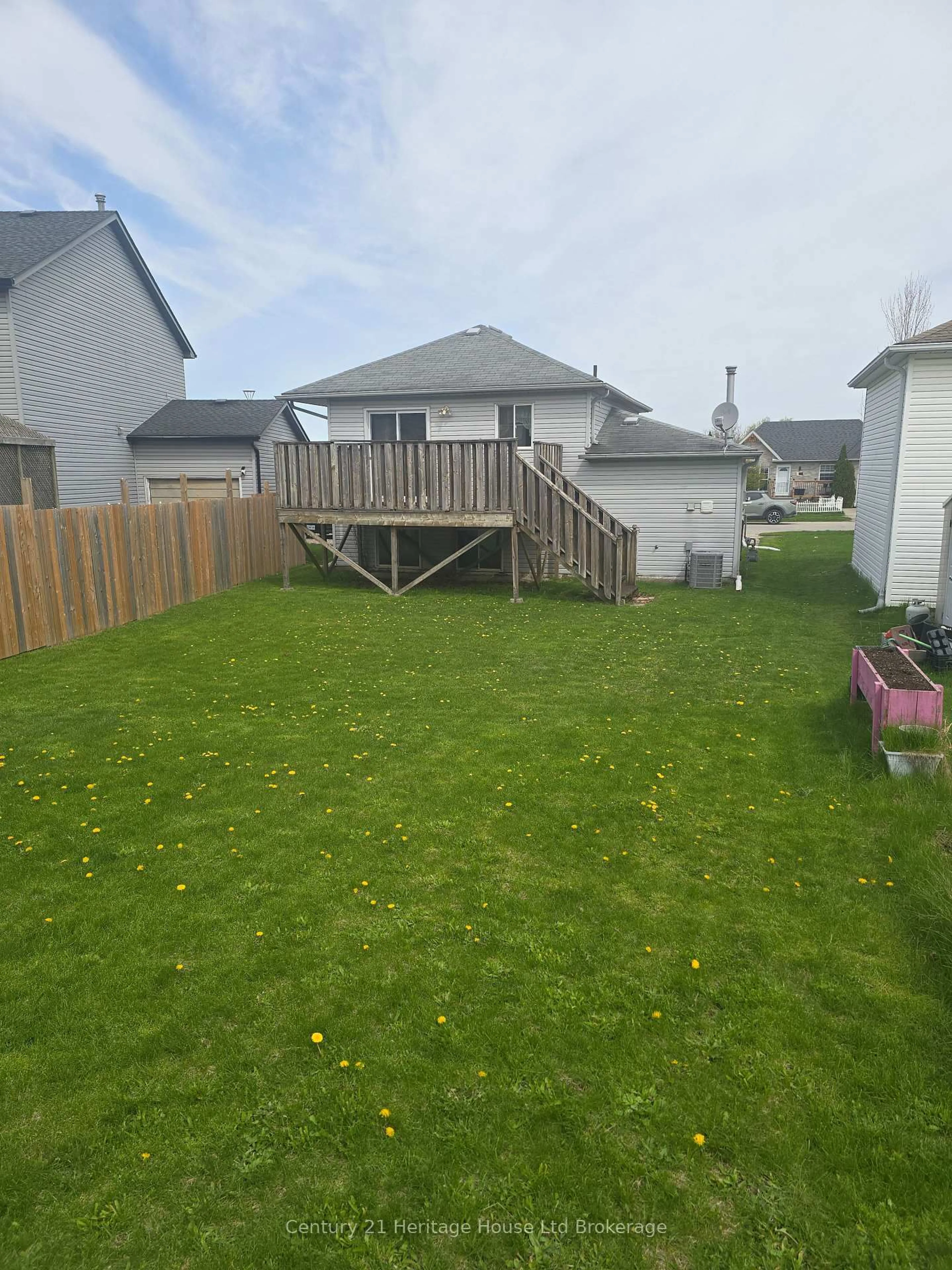 Patio, street for 14 Pebble Beach Crt, Woodstock Ontario N4S 8X1
