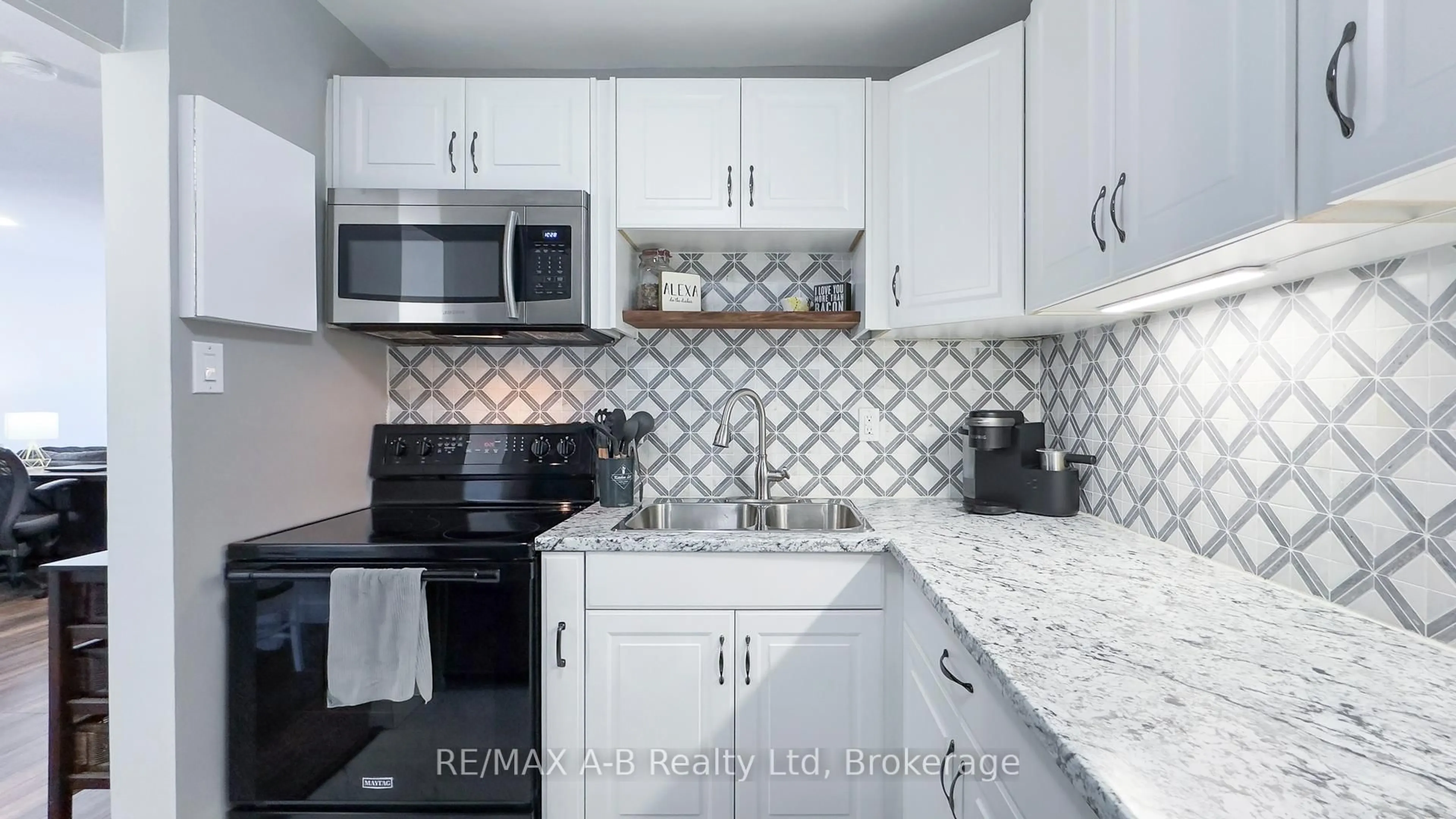 Standard kitchen, ceramic/tile floor for 583 Mornington Ave #1005, London East Ontario N5Y 3E9