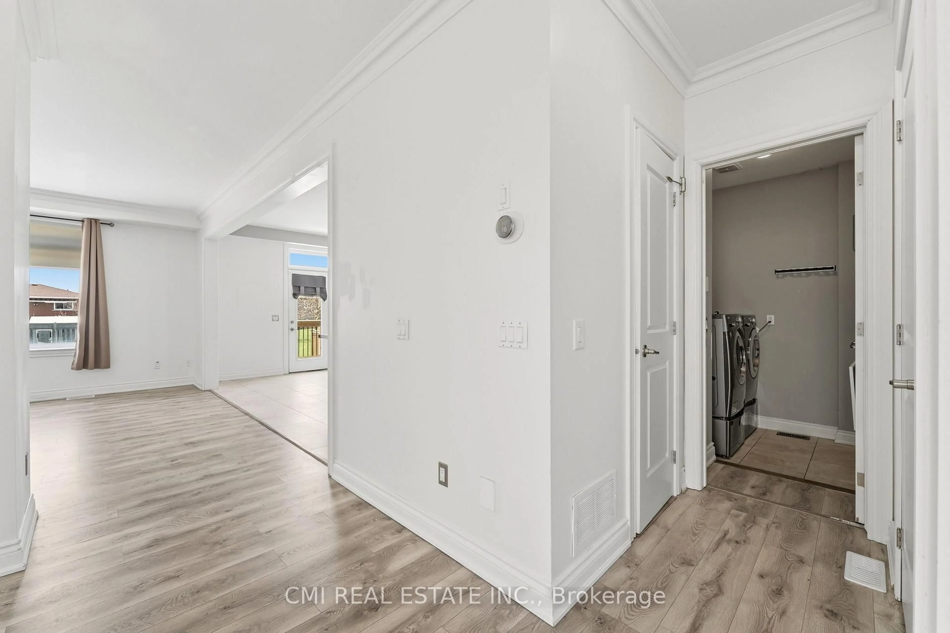 Indoor entryway for 12 Mitten Crt, Hamilton Ontario L8W 0B3