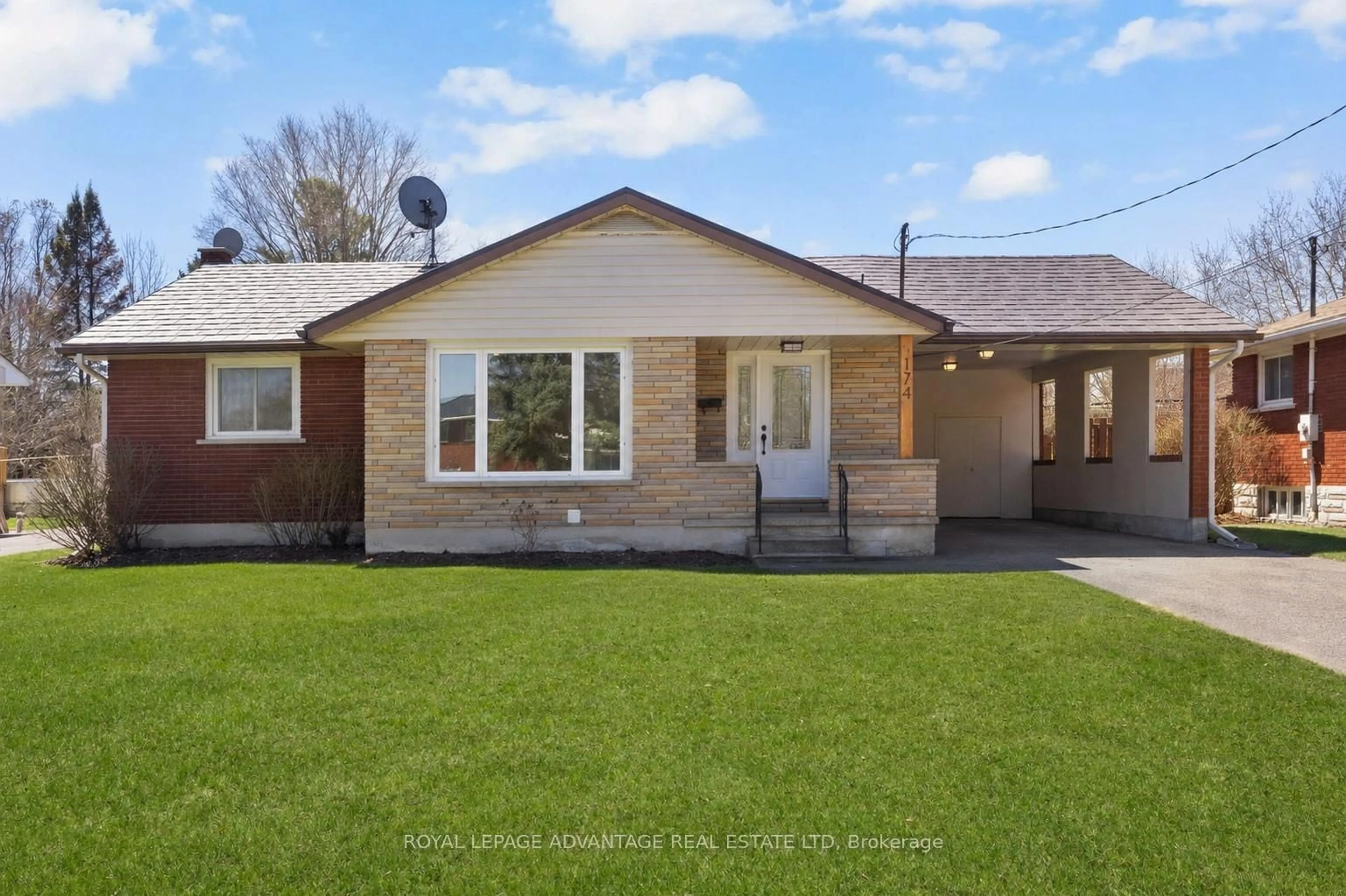 Home with vinyl exterior material, street for 174 Carss Ave, Smiths Falls Ontario K7A 4B1