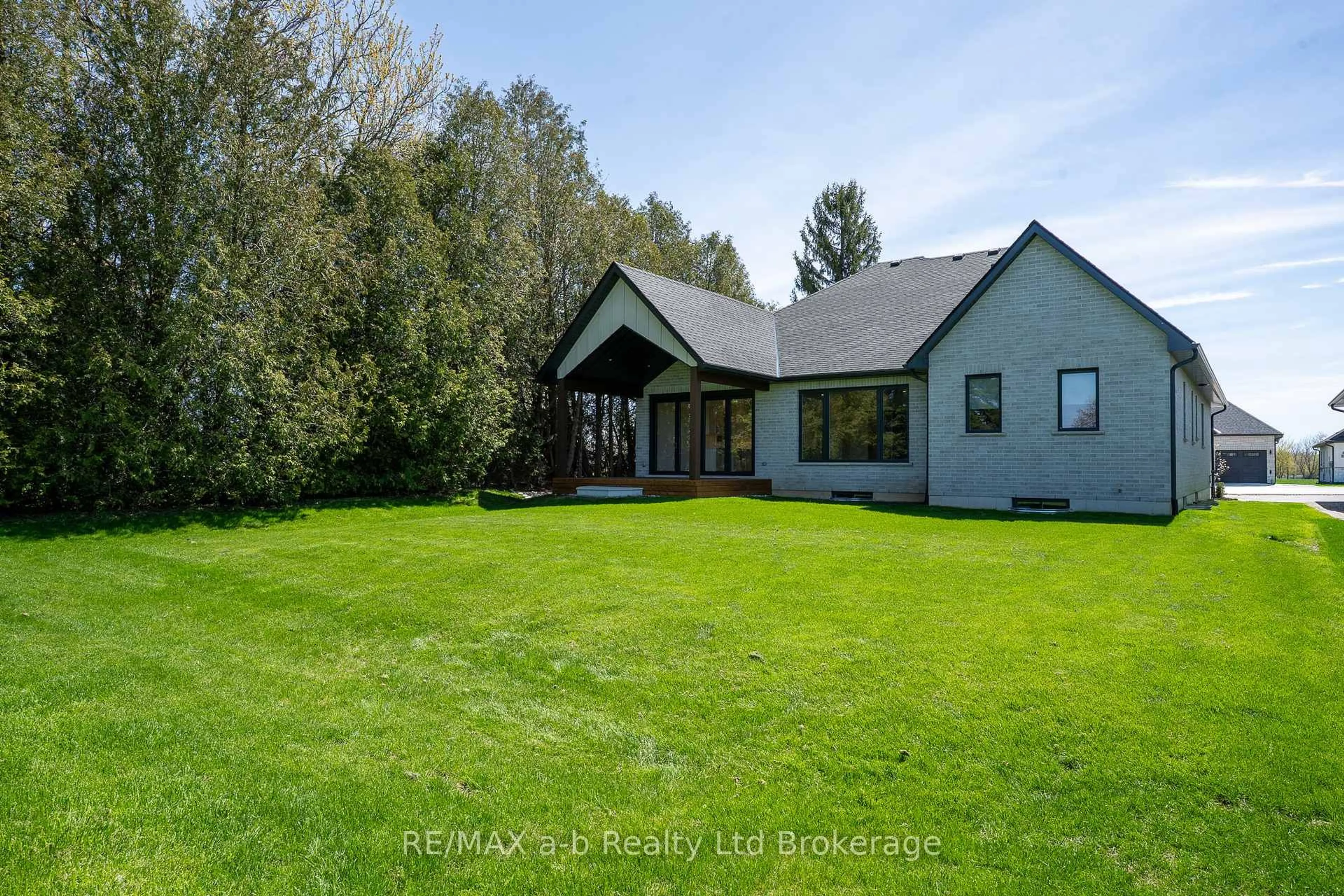 A pic from outside/outdoor area/front of a property/back of a property/a pic from drone, unknown for 16 Cornwell Cres, Norwich Ontario N0J 1P0
