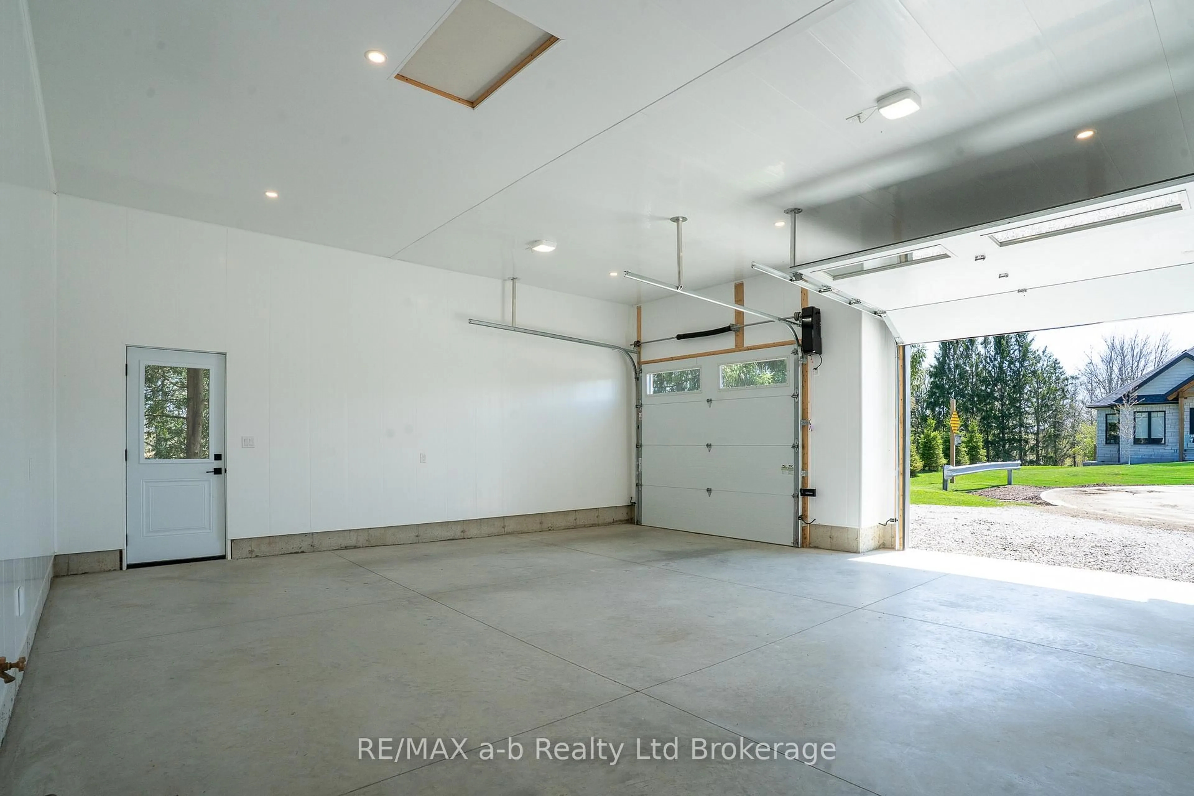 Indoor garage for 16 Cornwell Cres, Norwich Ontario N0J 1P0