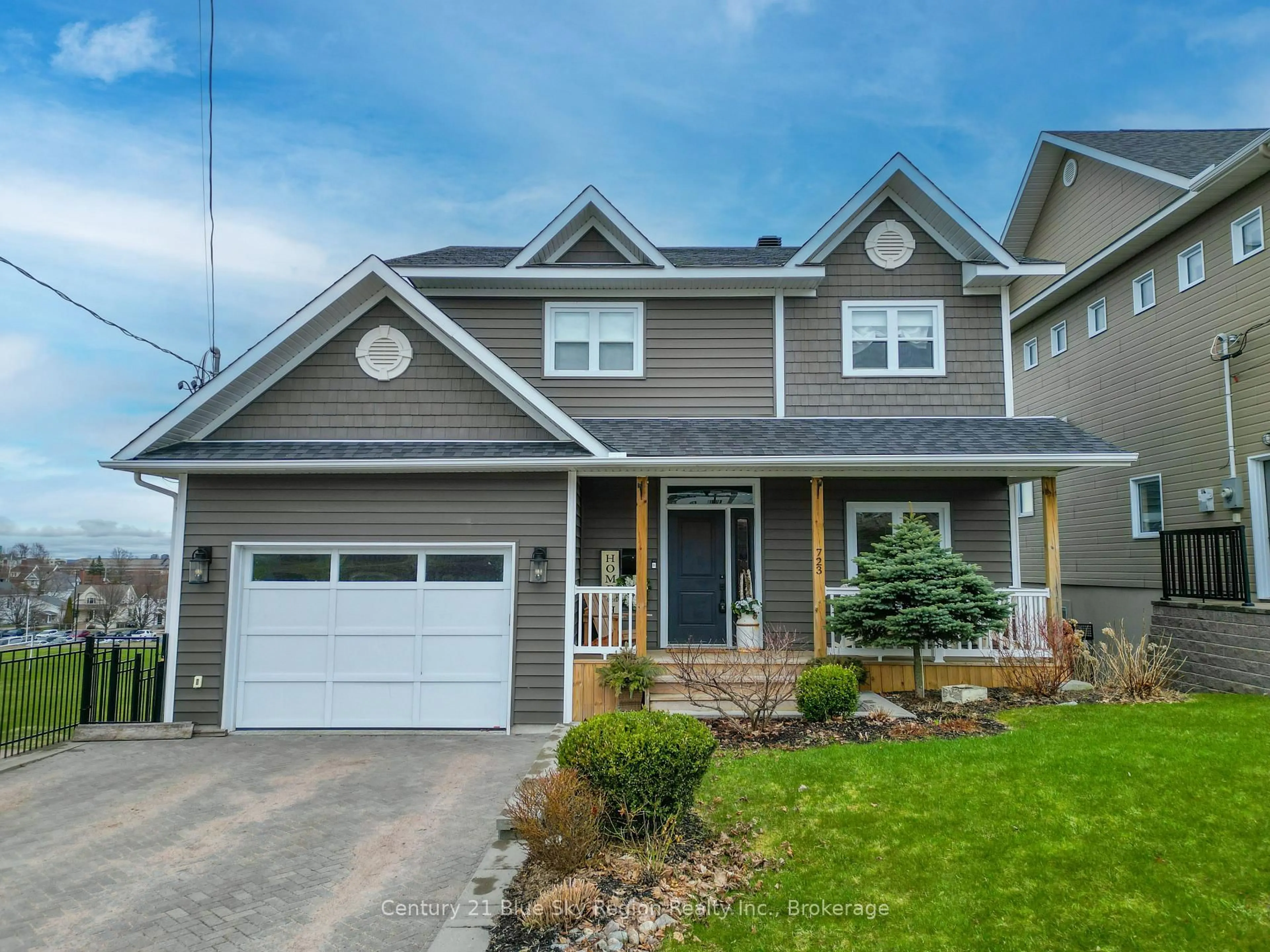 Home with vinyl exterior material, street for 723 Mclaren St, North Bay Ontario P1B 3M1