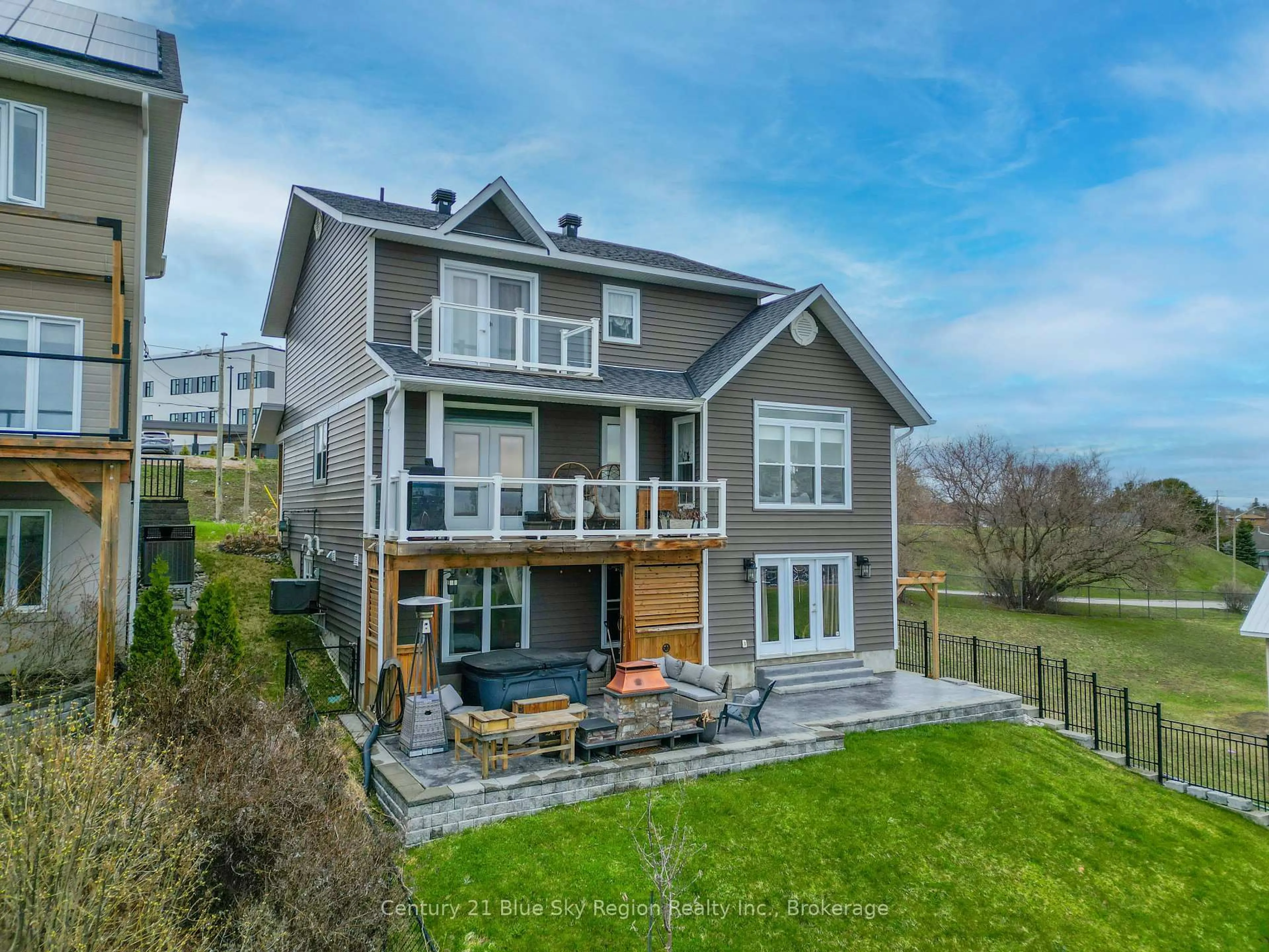 Home with vinyl exterior material, water/lake/river/ocean view for 723 Mclaren St, North Bay Ontario P1B 3M1