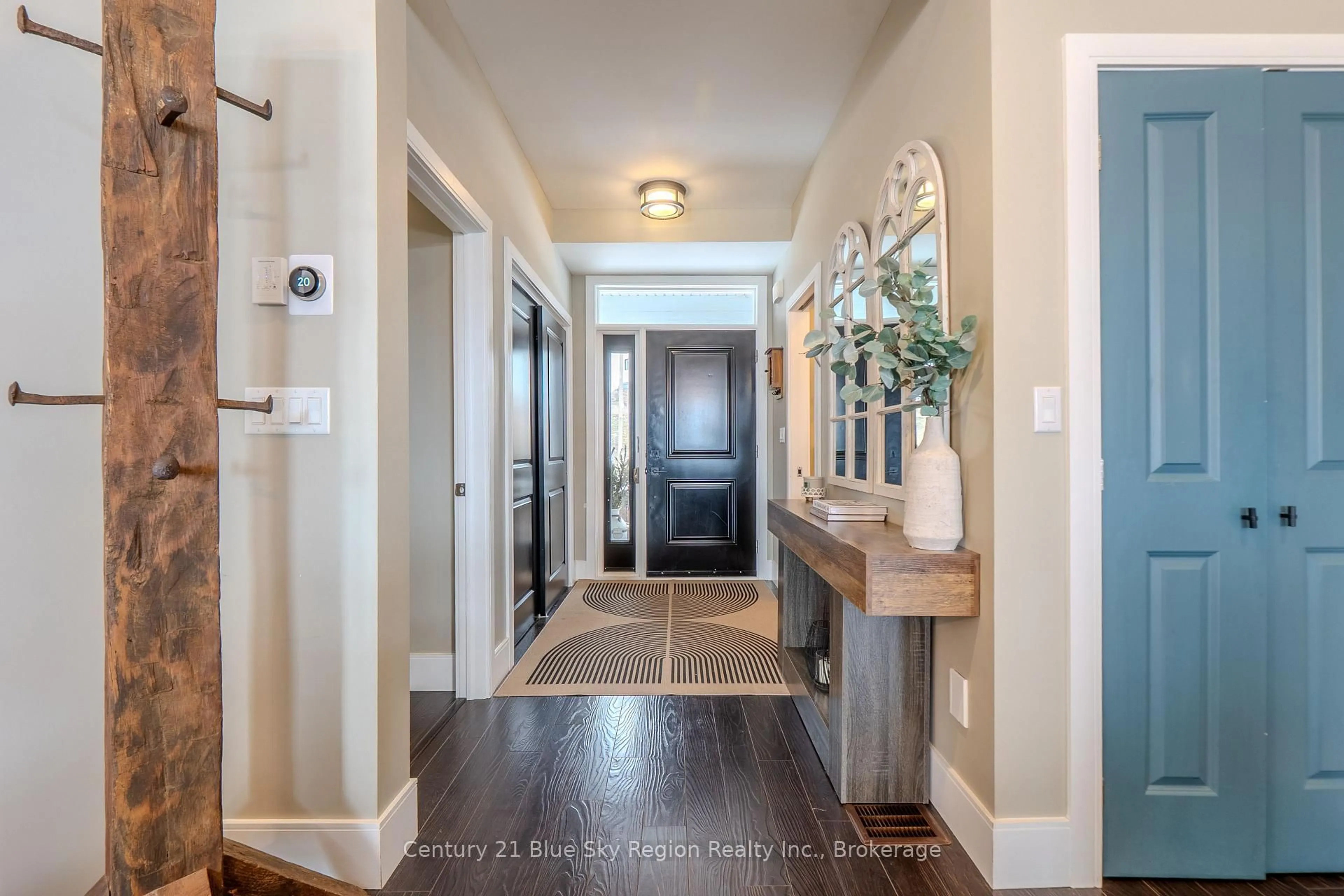 Indoor entryway for 723 Mclaren St, North Bay Ontario P1B 3M1