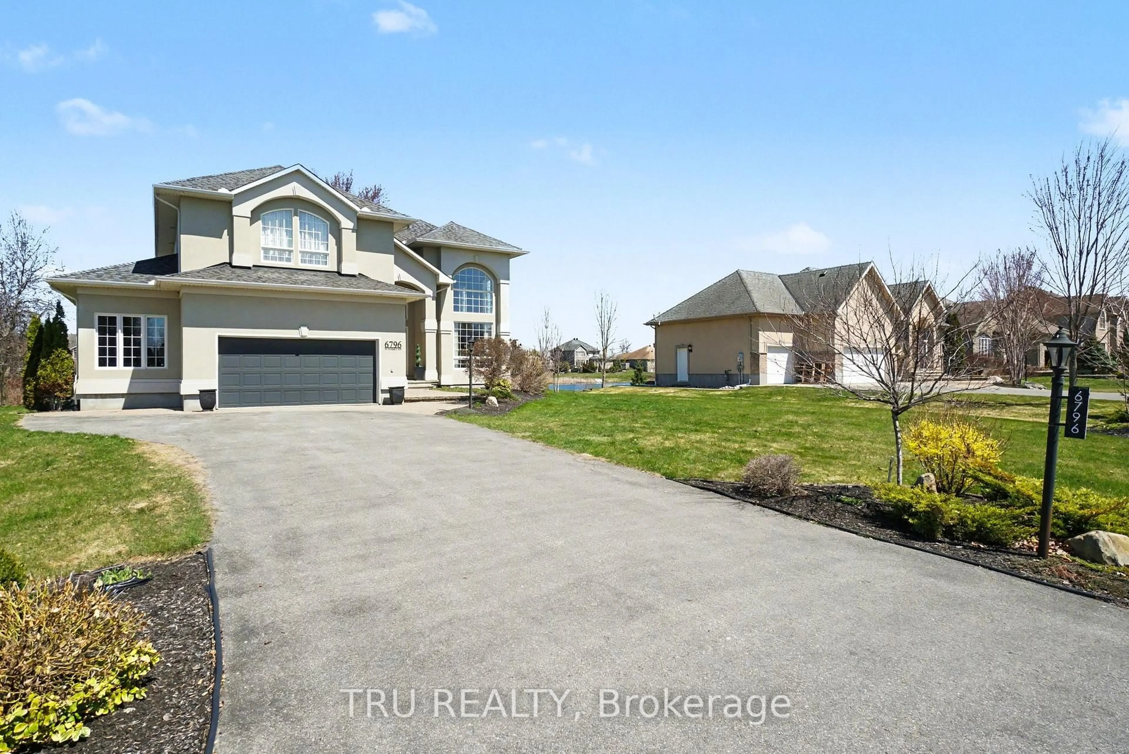 A pic from outside/outdoor area/front of a property/back of a property/a pic from drone, street for 6796 Suncrest Dr, Ottawa Ontario K4P 0B2