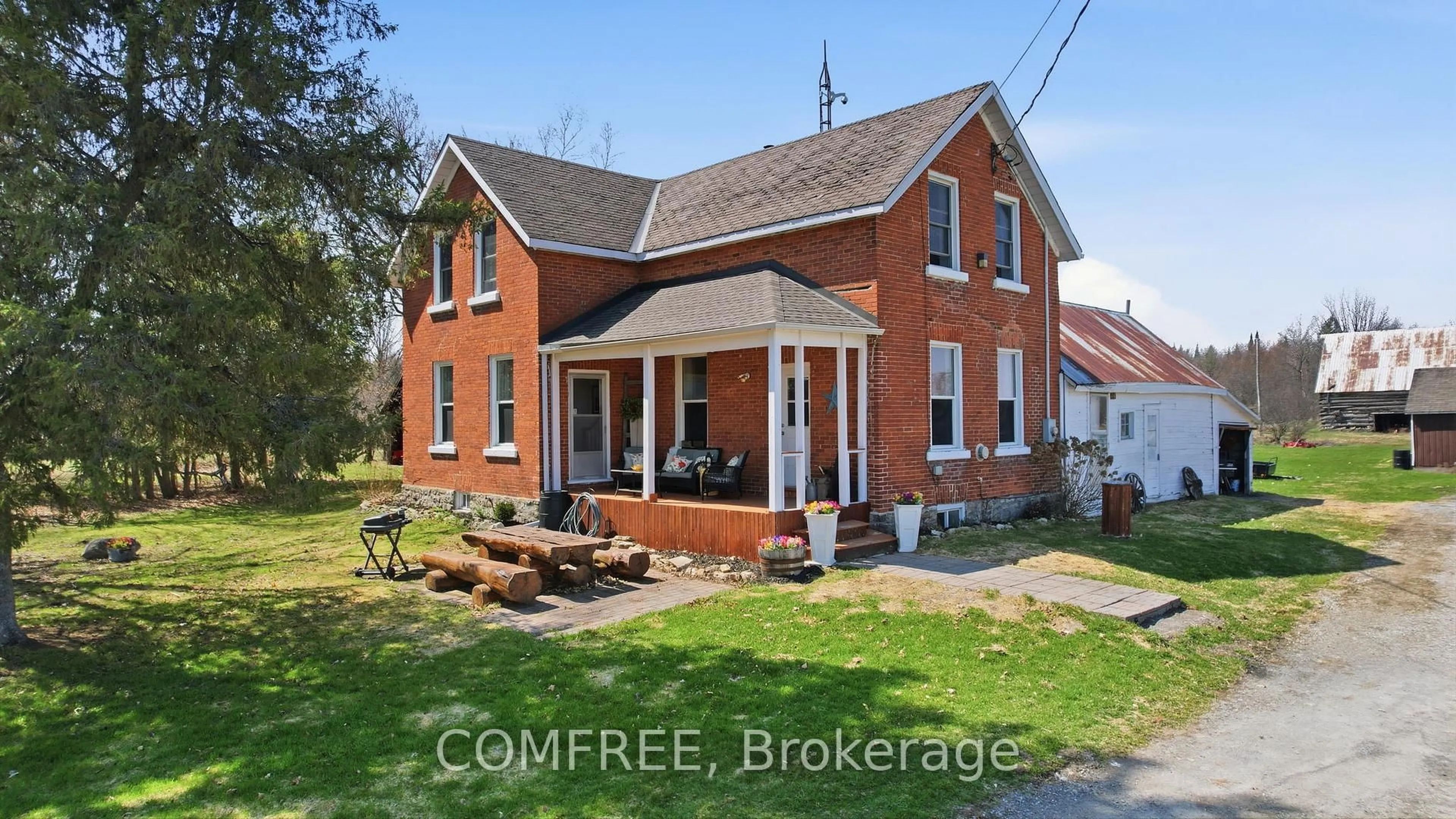 Home with brick exterior material, building for 11768 Highway 7, Mississippi Mills Ontario K7C 0T7