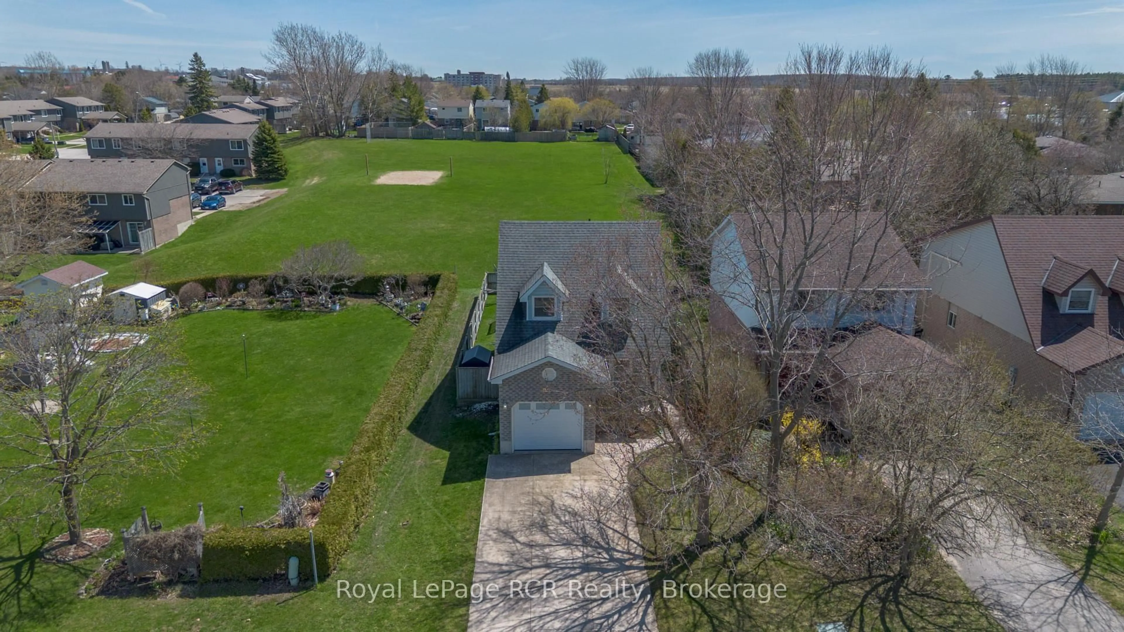 A pic from outside/outdoor area/front of a property/back of a property/a pic from drone, water/lake/river/ocean view for 821 Mackendrick Dr, Kincardine Ontario N2Z 3A5