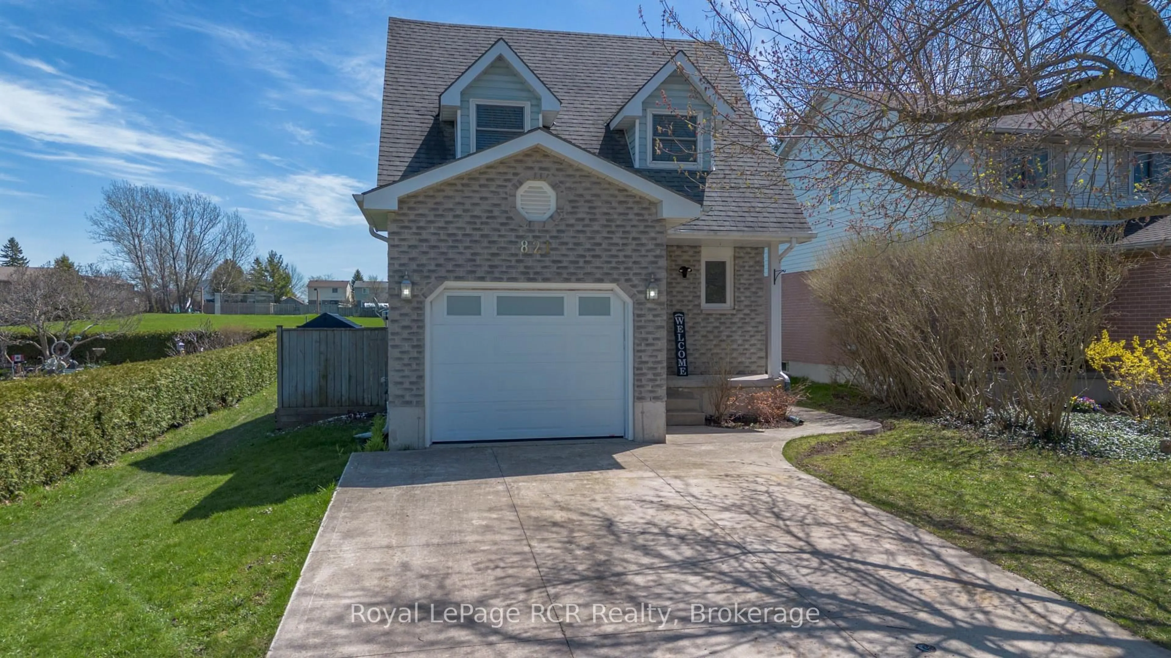 Home with vinyl exterior material, street for 821 Mackendrick Dr, Kincardine Ontario N2Z 3A5