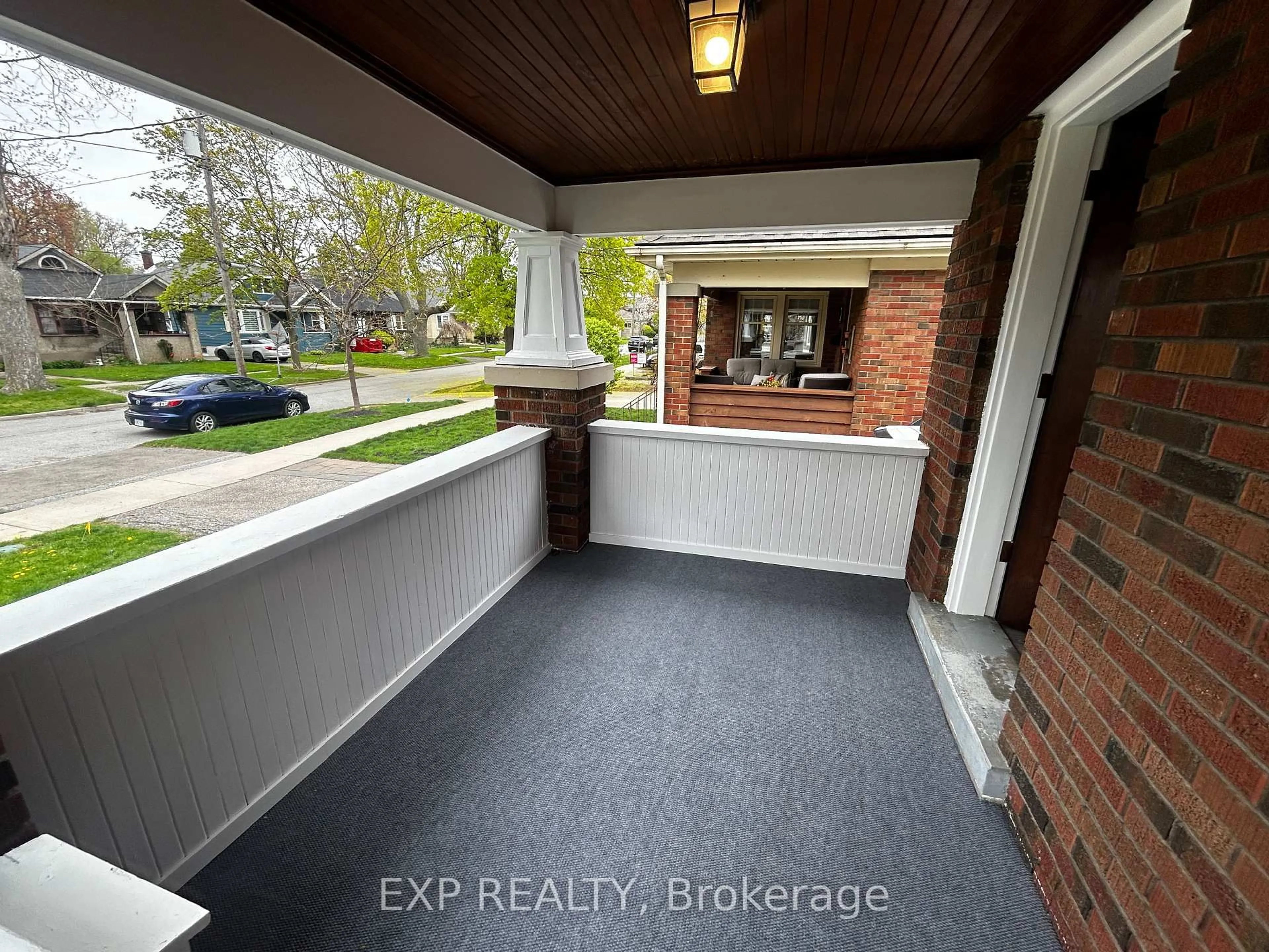 Indoor entryway for 10 Junkin St, St. Catharines Ontario L2R 1N3