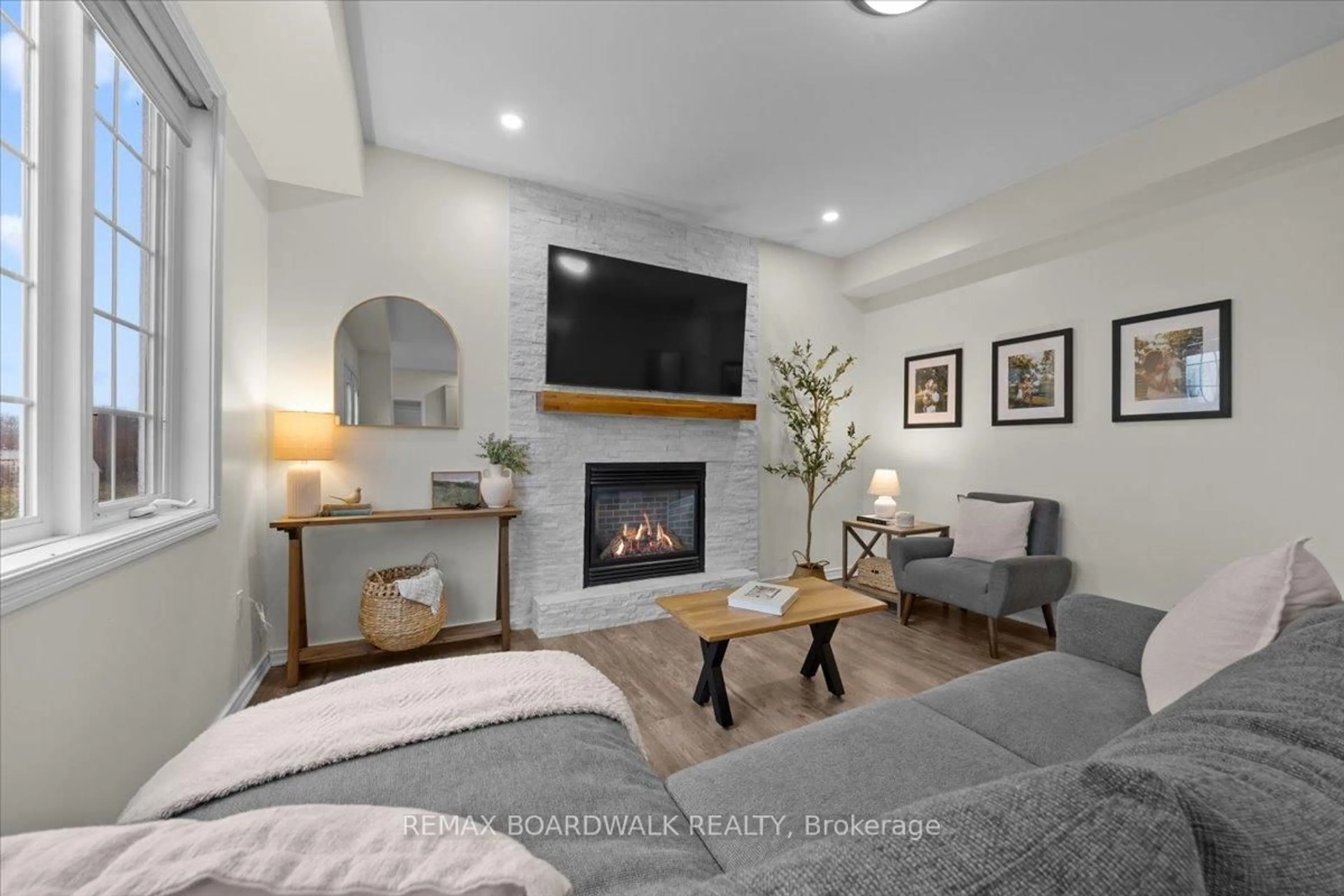 Living room with furniture, unknown for 8044 Craig Farm Dr, Metcalfe Ontario K0A 2P0