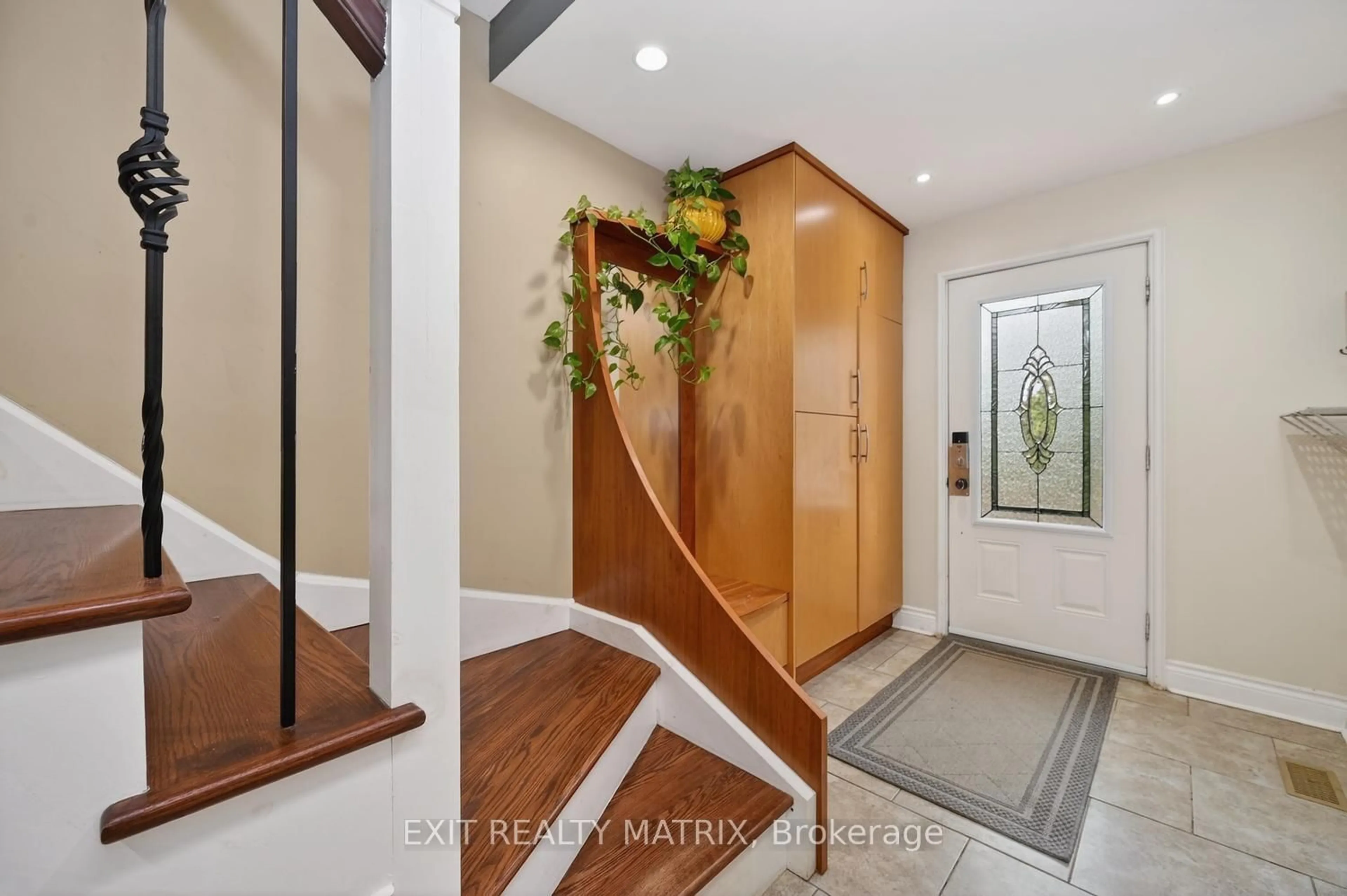Indoor entryway for 4081 Caracourt Dr, Osgoode Ontario K0A 2W0