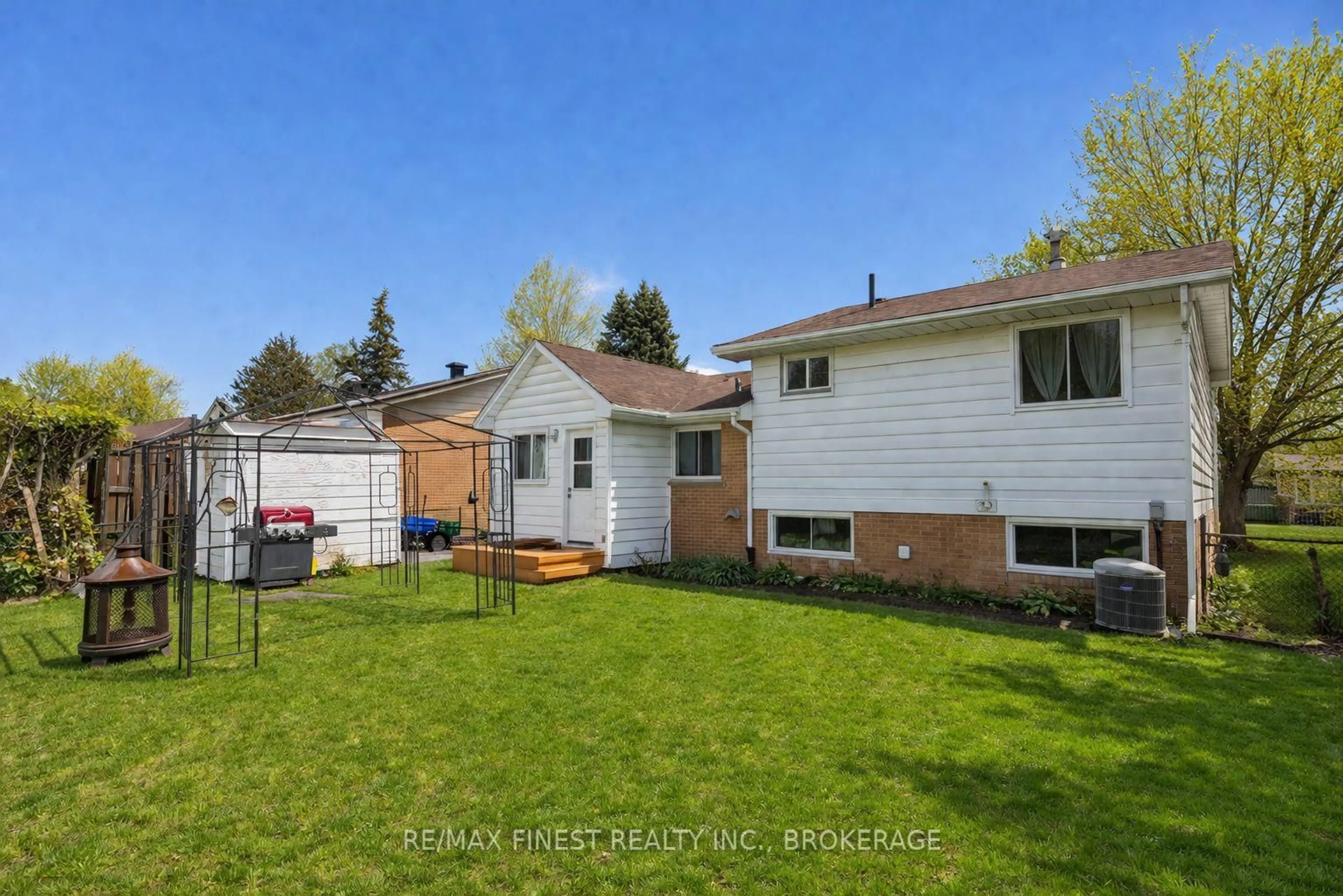 Home with vinyl exterior material, street for 676 Laurier Blvd, Brockville Ontario K6V 5X8