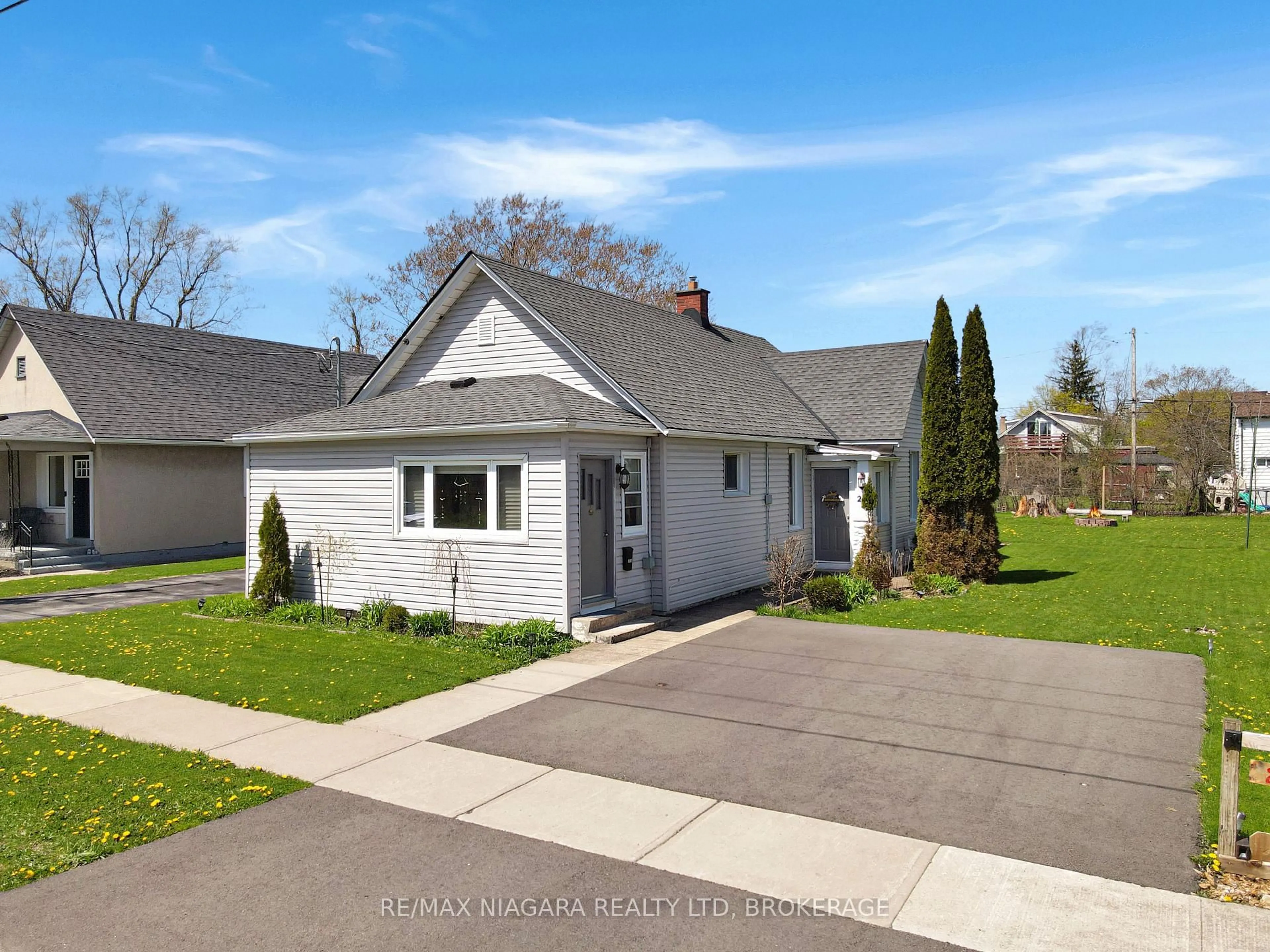 A pic from outside/outdoor area/front of a property/back of a property/a pic from drone, street for 228 Courtwright St, Fort Erie Ontario L2A 2R8