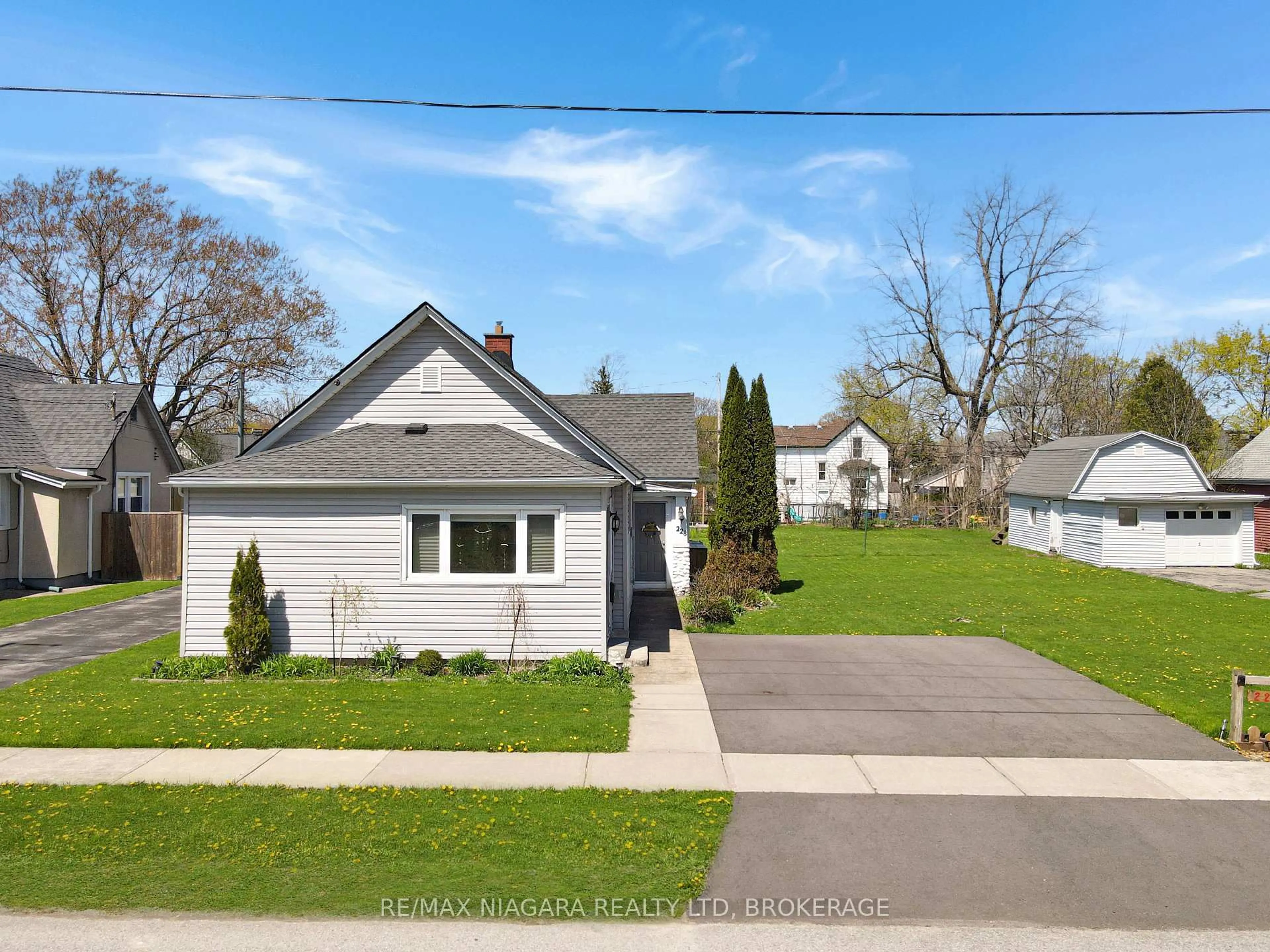 A pic from outside/outdoor area/front of a property/back of a property/a pic from drone, street for 228 Courtwright St, Fort Erie Ontario L2A 2R8