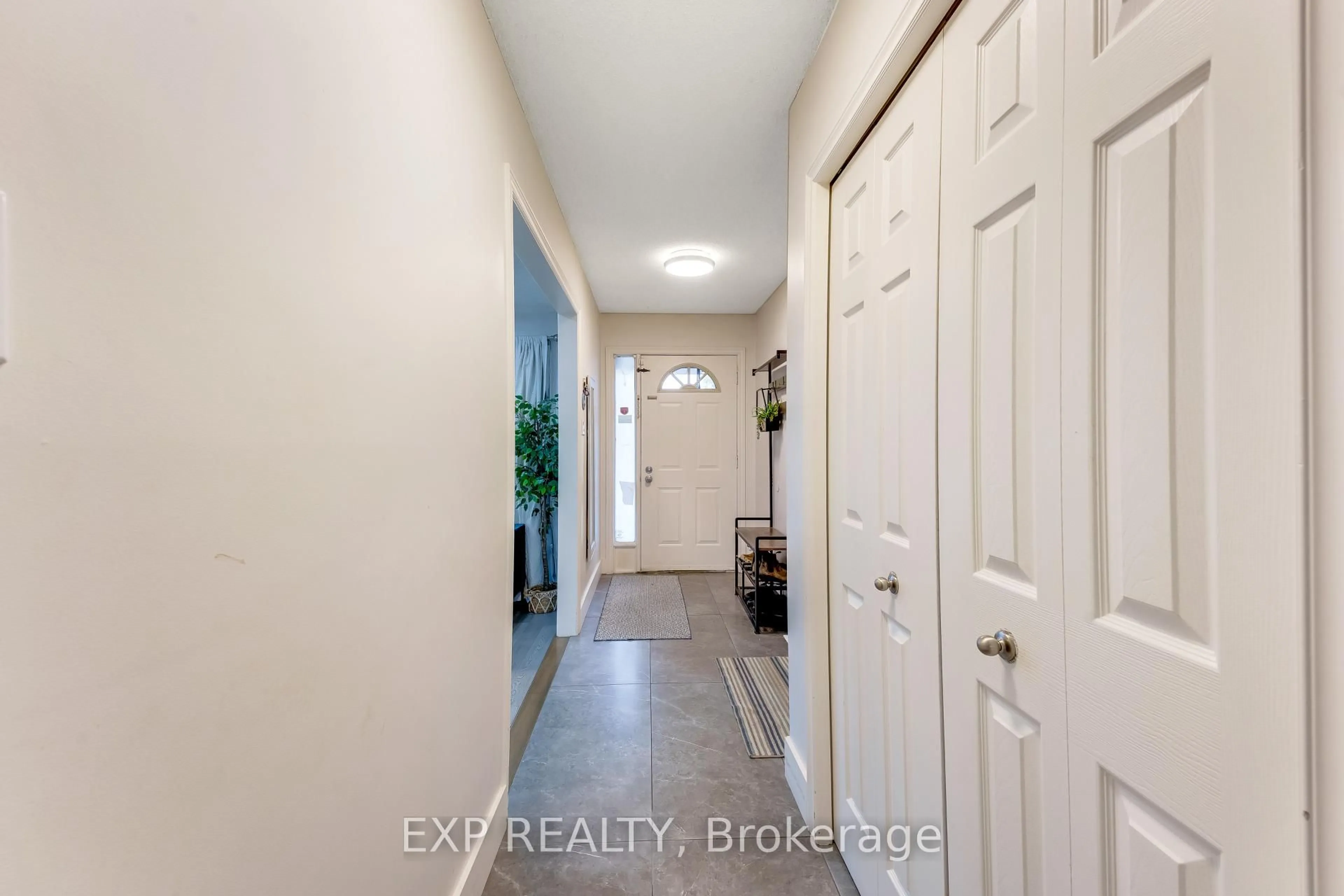 Indoor entryway for 86 Kristina Cres, London South Ontario N6E 3V4